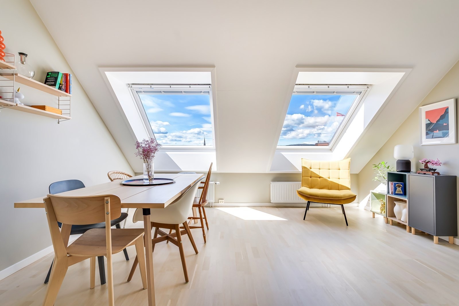 Lys og romslig stue med god atmosfære. Galleribilde