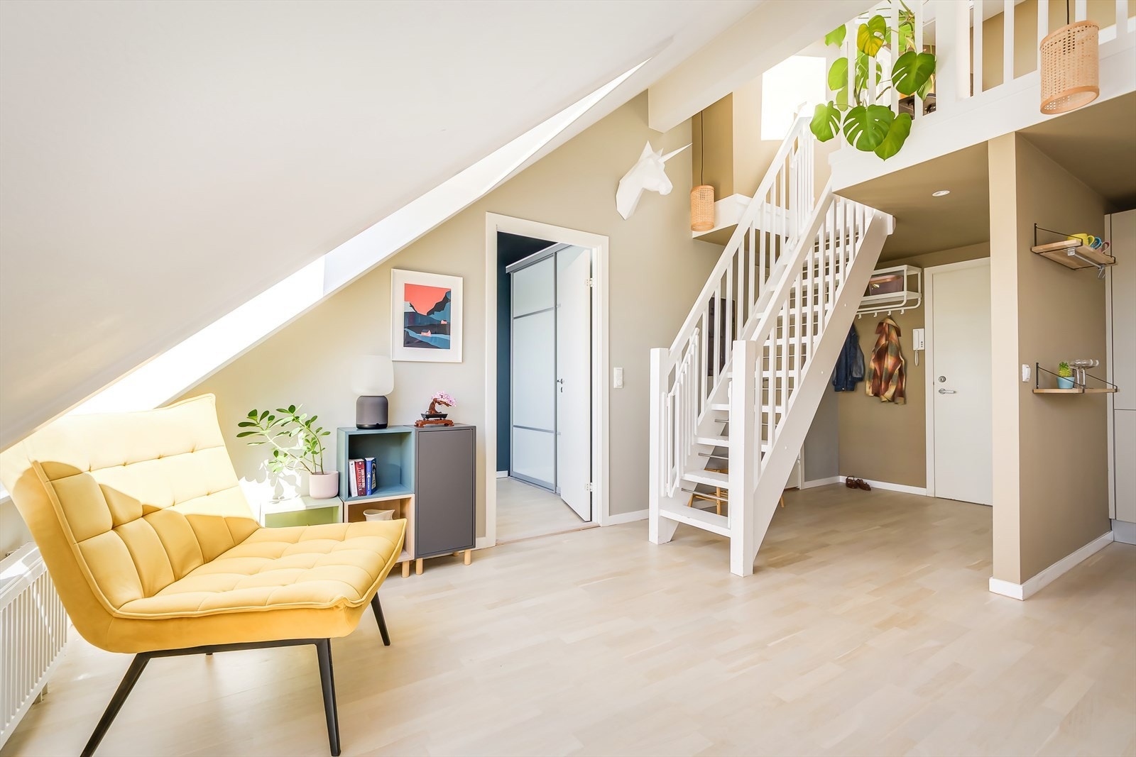 Trapp opp til 2.etg fra stuen/kjøkken. Galleribilde