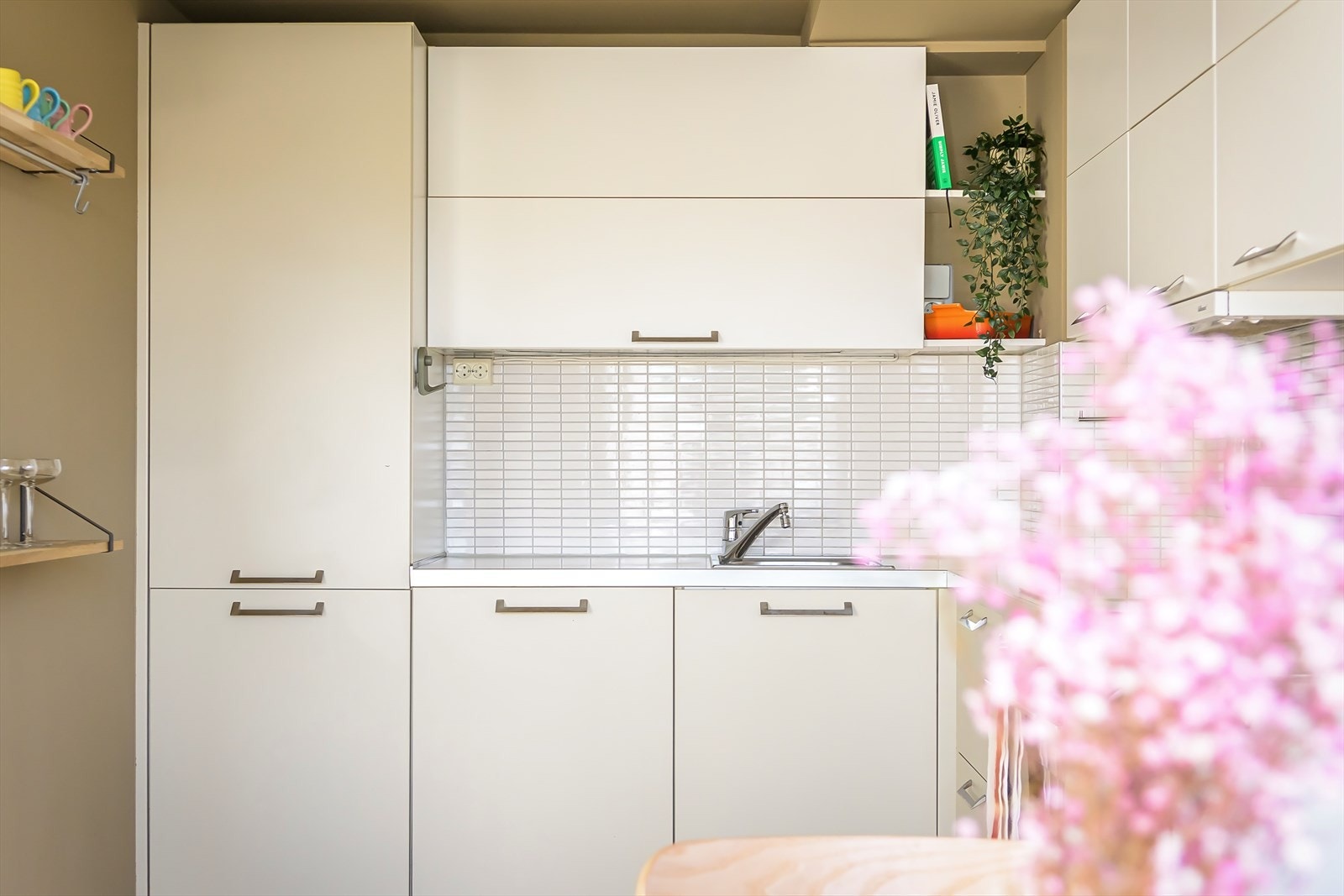 Slitesterk, laminert benkeplate med stållist i forkant samt fliser i benkeryggen. Galleribilde