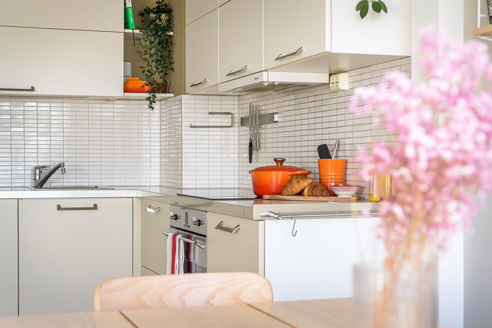 Dette er et moderne kjøkken som byr på rikelig av skap- og benkeplass. Galleribilde