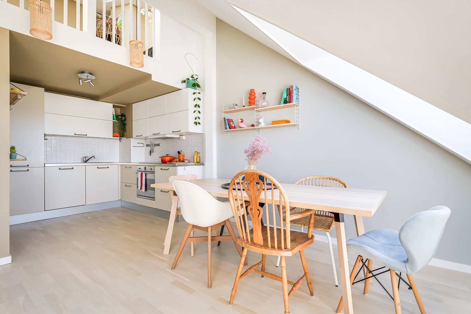 I stuen er det god plass til å møblere med spisebord og annet tilhørende møblement som man måtte ønske. Galleribilde