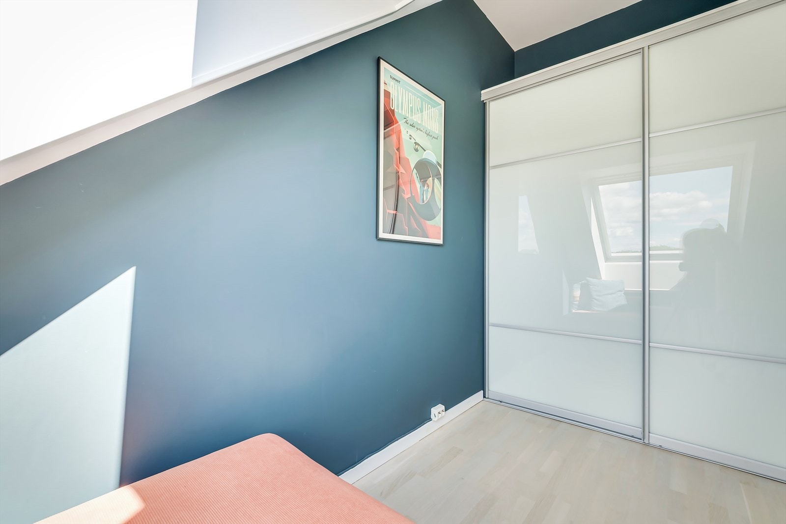 Skyvedørsgarderoben gir svært gode oppbevaringsmuligheter. Galleribilde