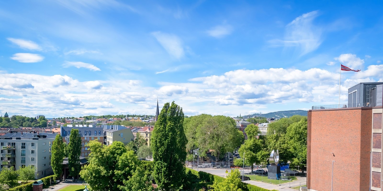 Nydelig utsikt fra alle vinduer i leiligheten. Galleribilde