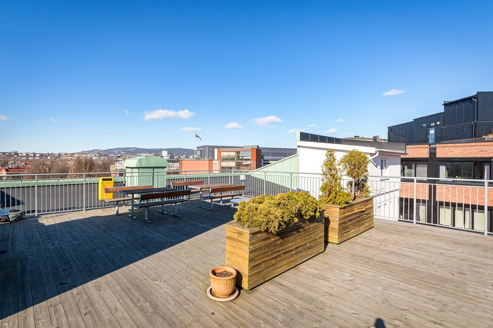 Takterrassene kan tas i bruk (kun 10-15m utenfor leilighetsdøren) - den øverste har sol hele dagen og kvelden! Galleribilde