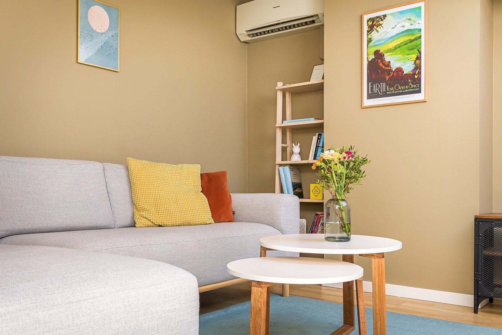 Stuen har god plass til sofagruppe, samt oppbevaringsmuligheter. Galleribilde