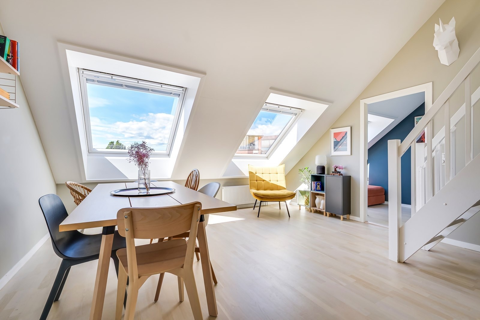 Delikat 3-roms toppleilighet med heisadkomst! Bygningen er opprinnelig oppført i 1900 og ble ombygget til boliger i 2007. Galleribilde