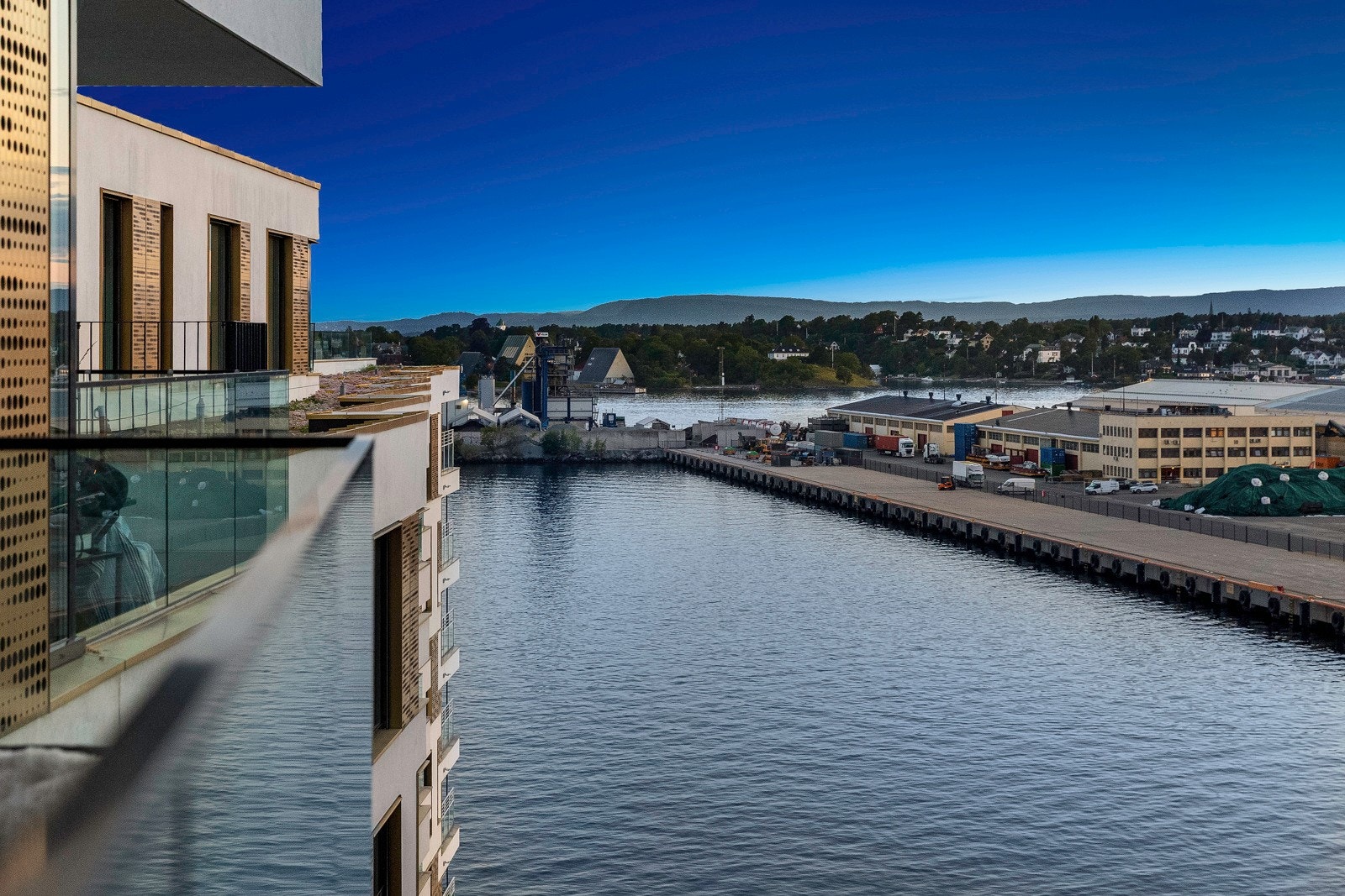 Leiligheten har en rolig og usjenert beliggenhet i byggets 7. etasje og byr på fantastiske sol- og utsiktsforhold. Galleribilde