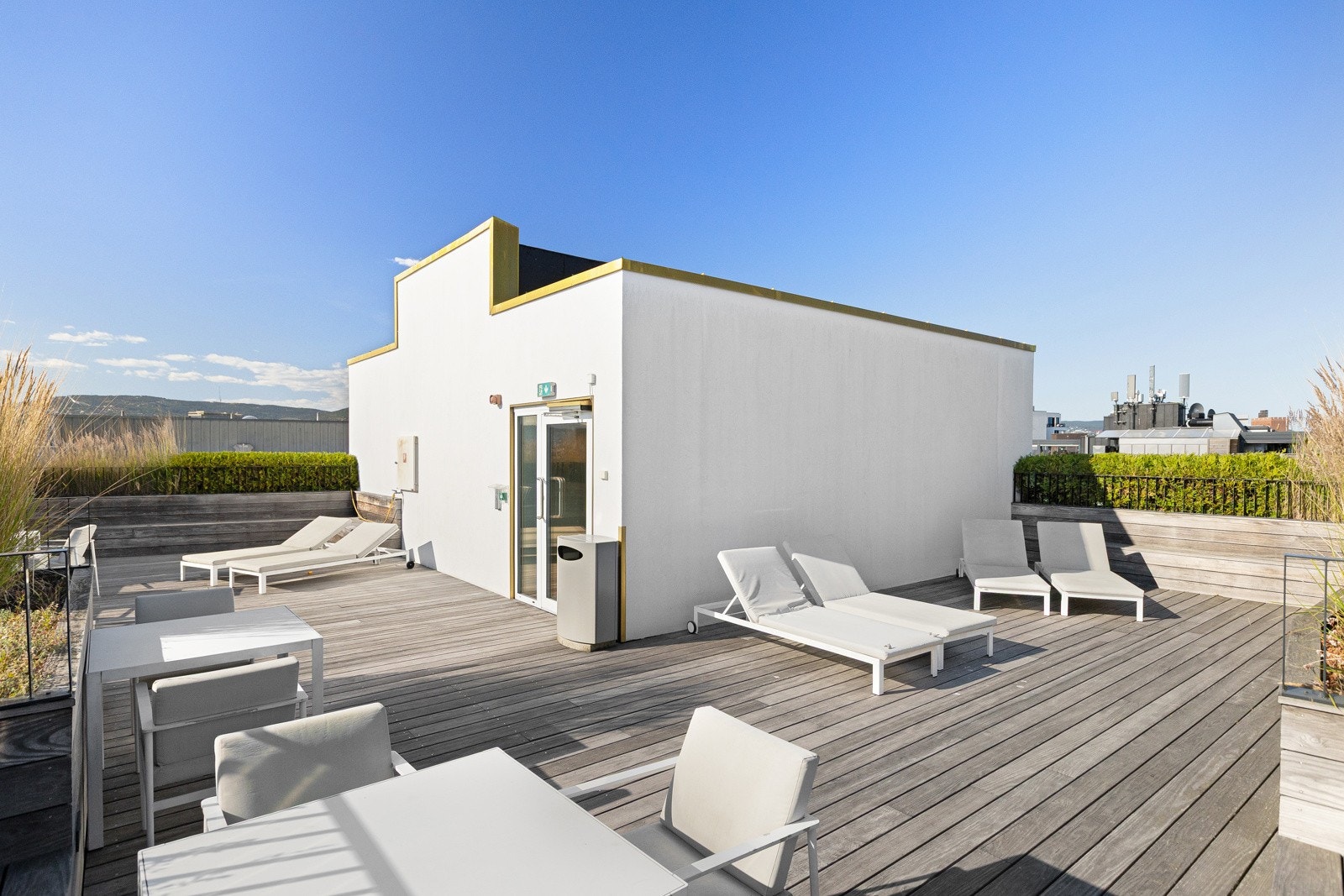 På toppen av bygget, er det en felles takterrasse med usjenerte soner, beplantning og møblering. Galleribilde