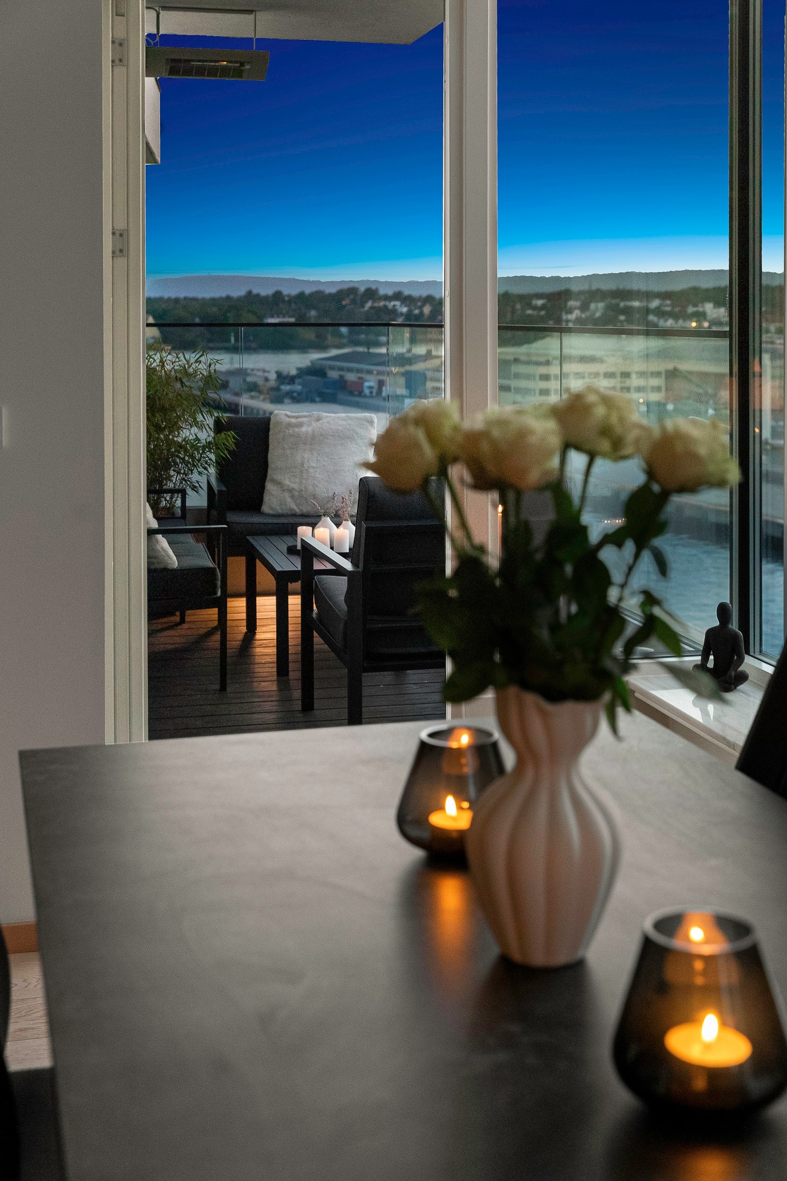 Leiligheten har en rolig og usjenert beliggenhet i byggets 7. etasje og byr på fantastiske sol- og utsiktsforhold. Galleribilde