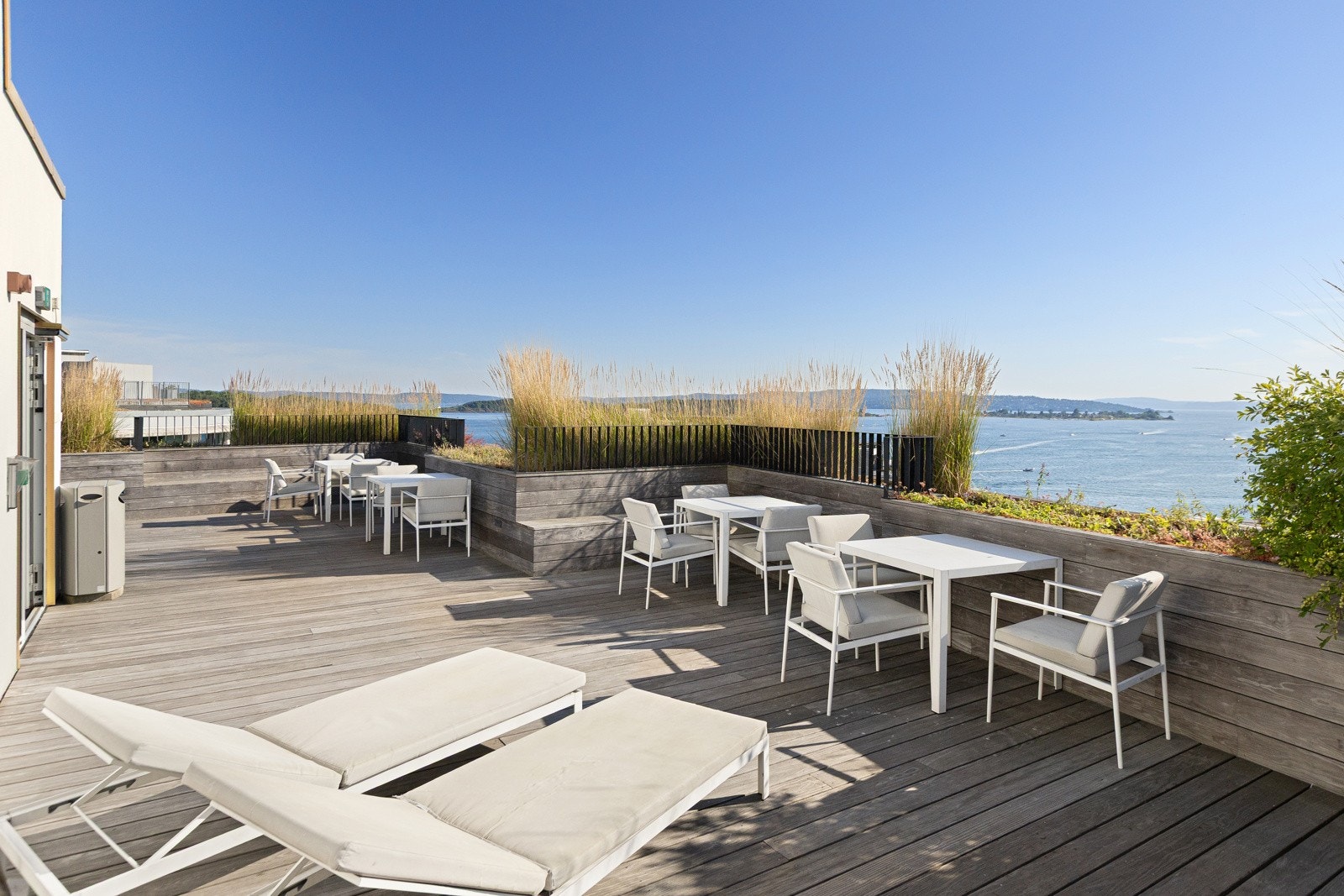 Terrassen har fantastiske sol- og utsiktsforhold, og her oppe kan man trekke inn frisk sjøluft til tross for at man bor midt i byen! Galleribilde