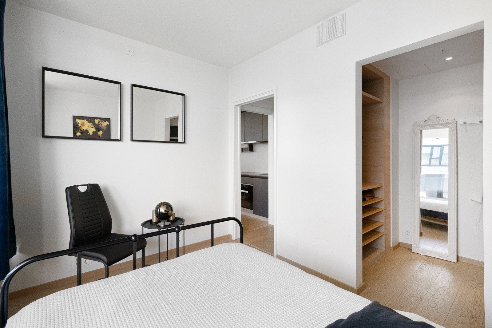 Soverom I - Soverommet har direkte tilgang til et praktisk walk-in. Galleribilde