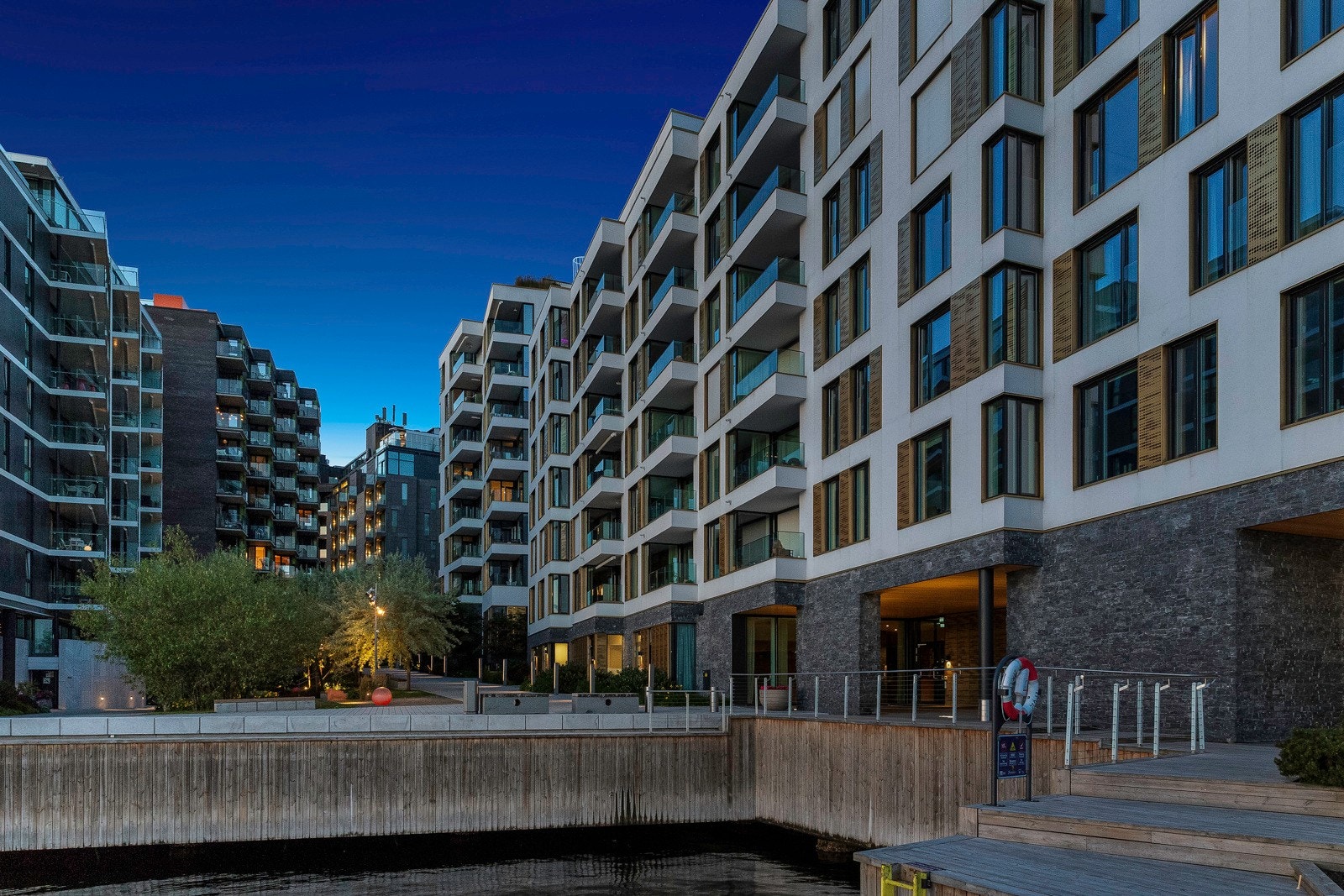 En stilfull 3-roms hjørneleilighet beliggende sentralt og attraktivt på Tjuvholmen, med kort vei til fasiliterer og servicetilbud! Galleribilde