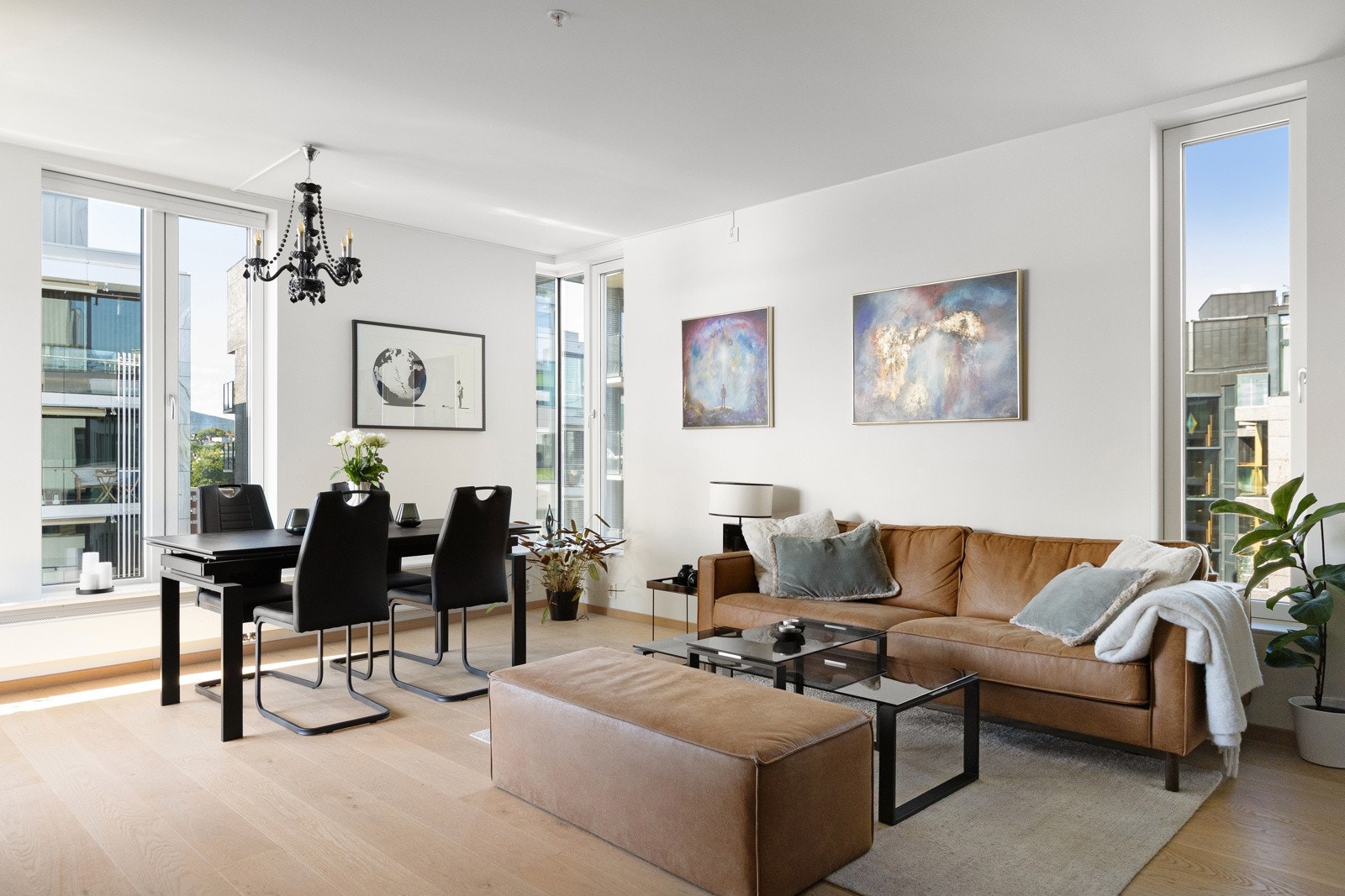 Stuens størrelse og utformelse sørger for god plass til stor sofasalong og spisegruppe. Galleribilde