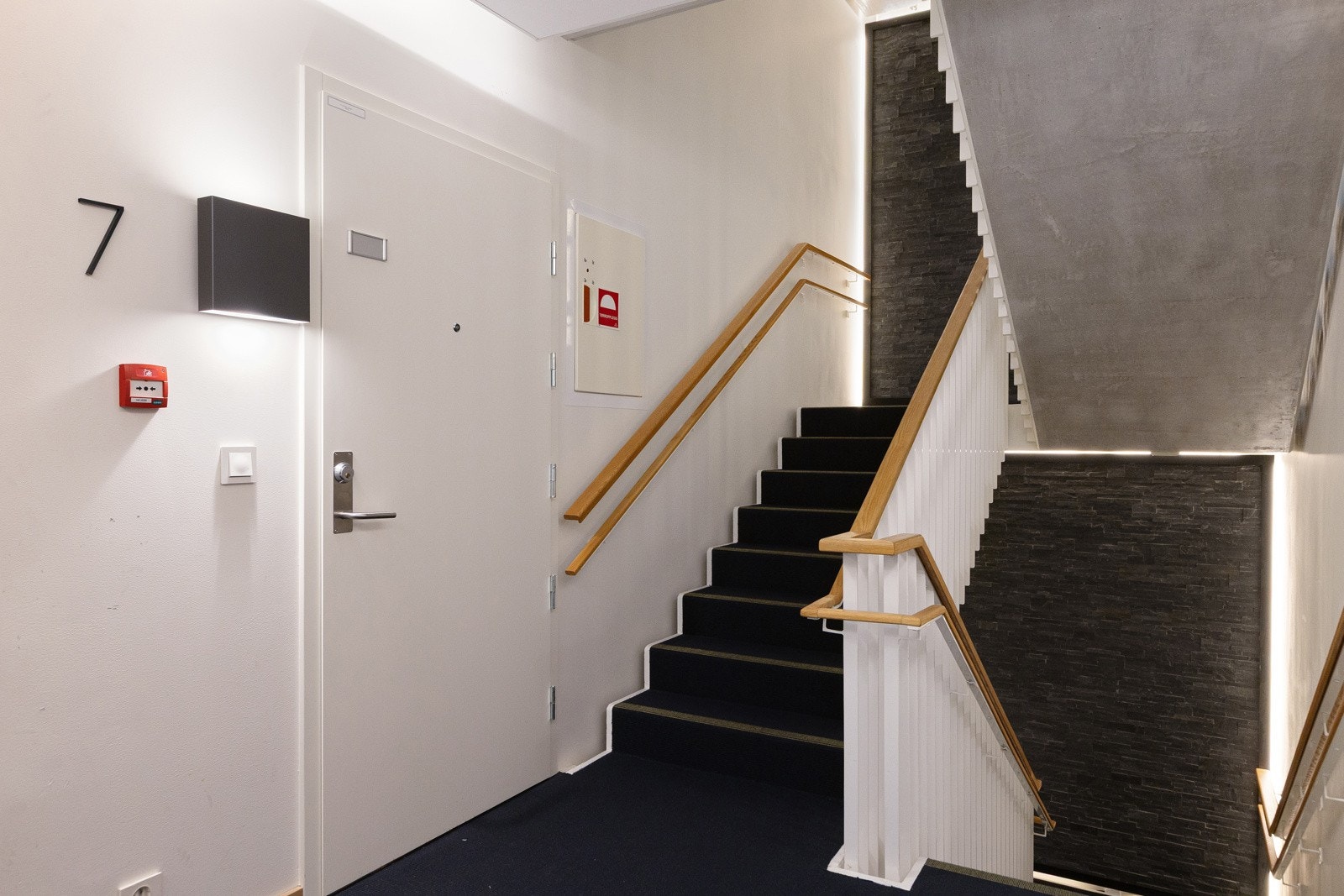 Det er brann- og lydklassifisert entrédør, samt calling til hoveddøren med kamera på vegg. Galleribilde