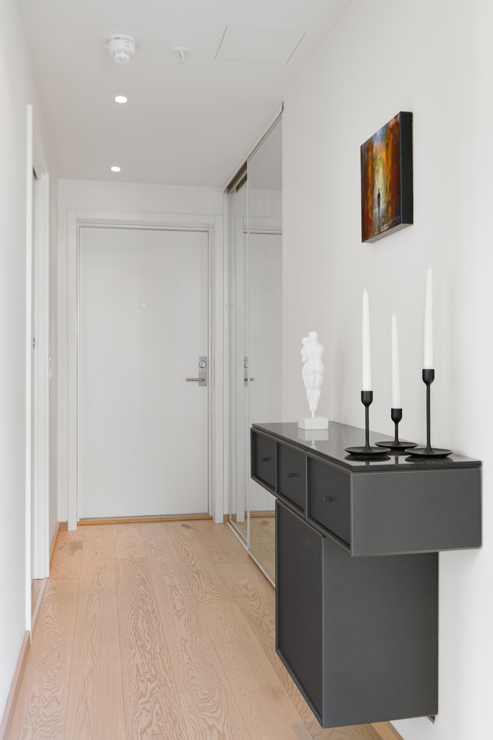 Velkommen inn! Entreen er praktisk løst med en romslig garderobe som sørger for gode lagringsmuligheter. Galleribilde