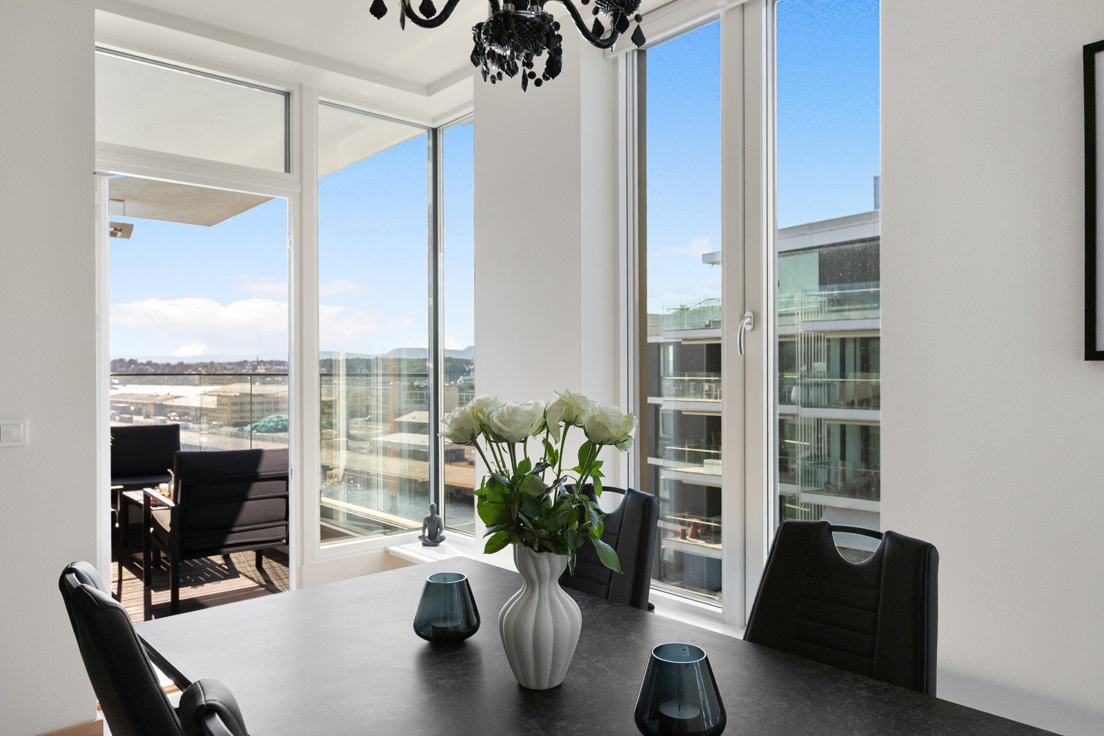 I enden av rommet er det utgang til en koselig balkong, som blir en naturlig forlengelse av stuen på sommeren. Galleribilde