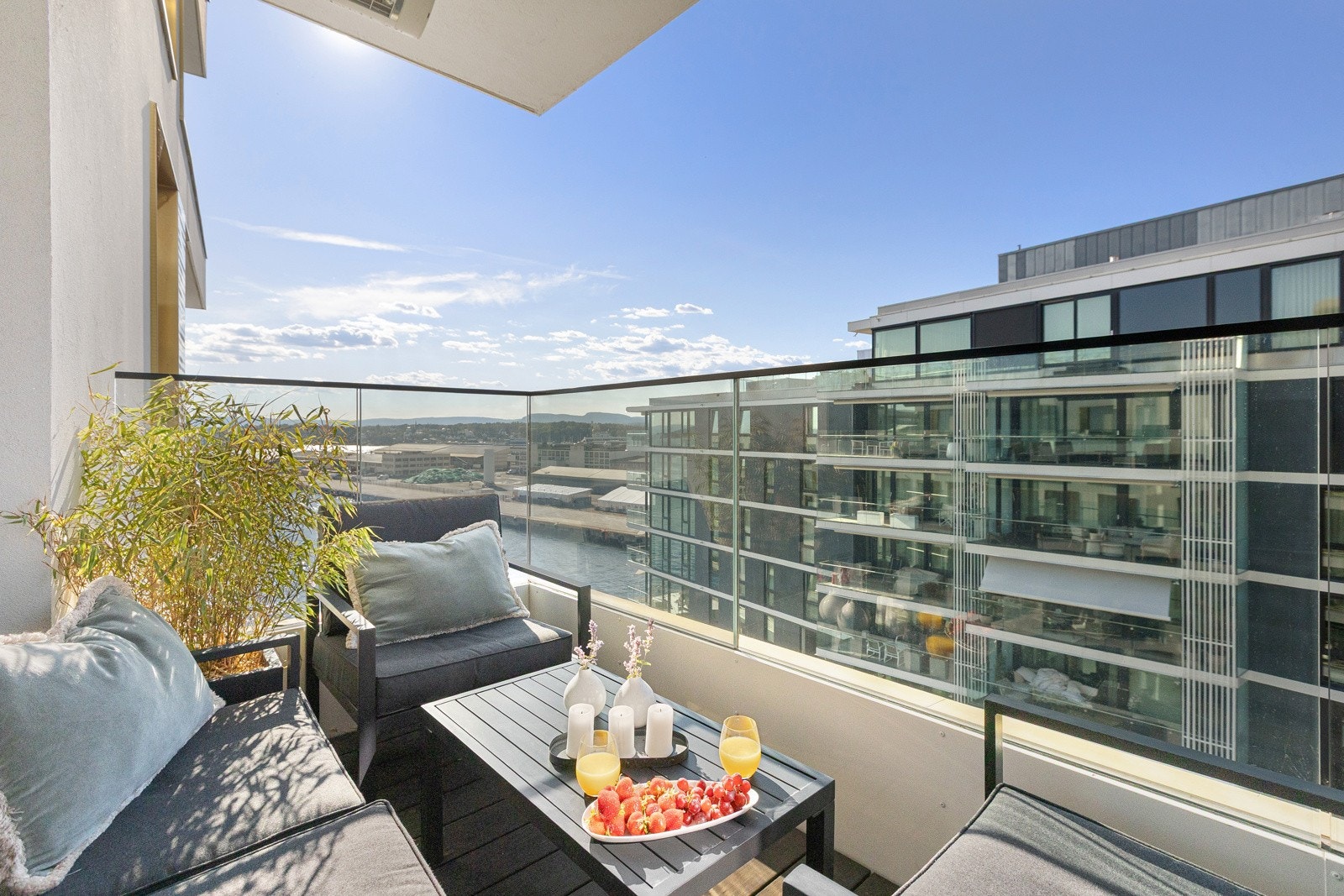 Praktisk overbygg skjermer for vær og vind. Her er det god plass til lounge eller annet ønskelig møblement. Galleribilde