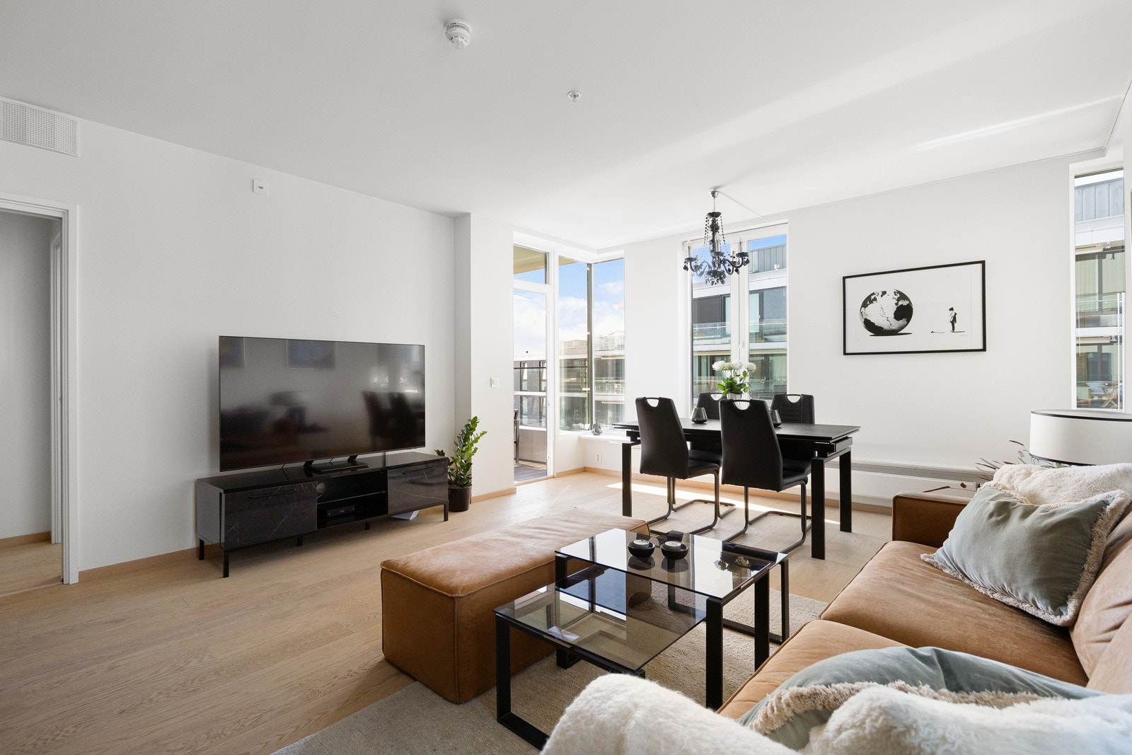 Romslig stue som er flott opplyst med store vindusflater som gir rikelig med naturlig lys. Galleribilde