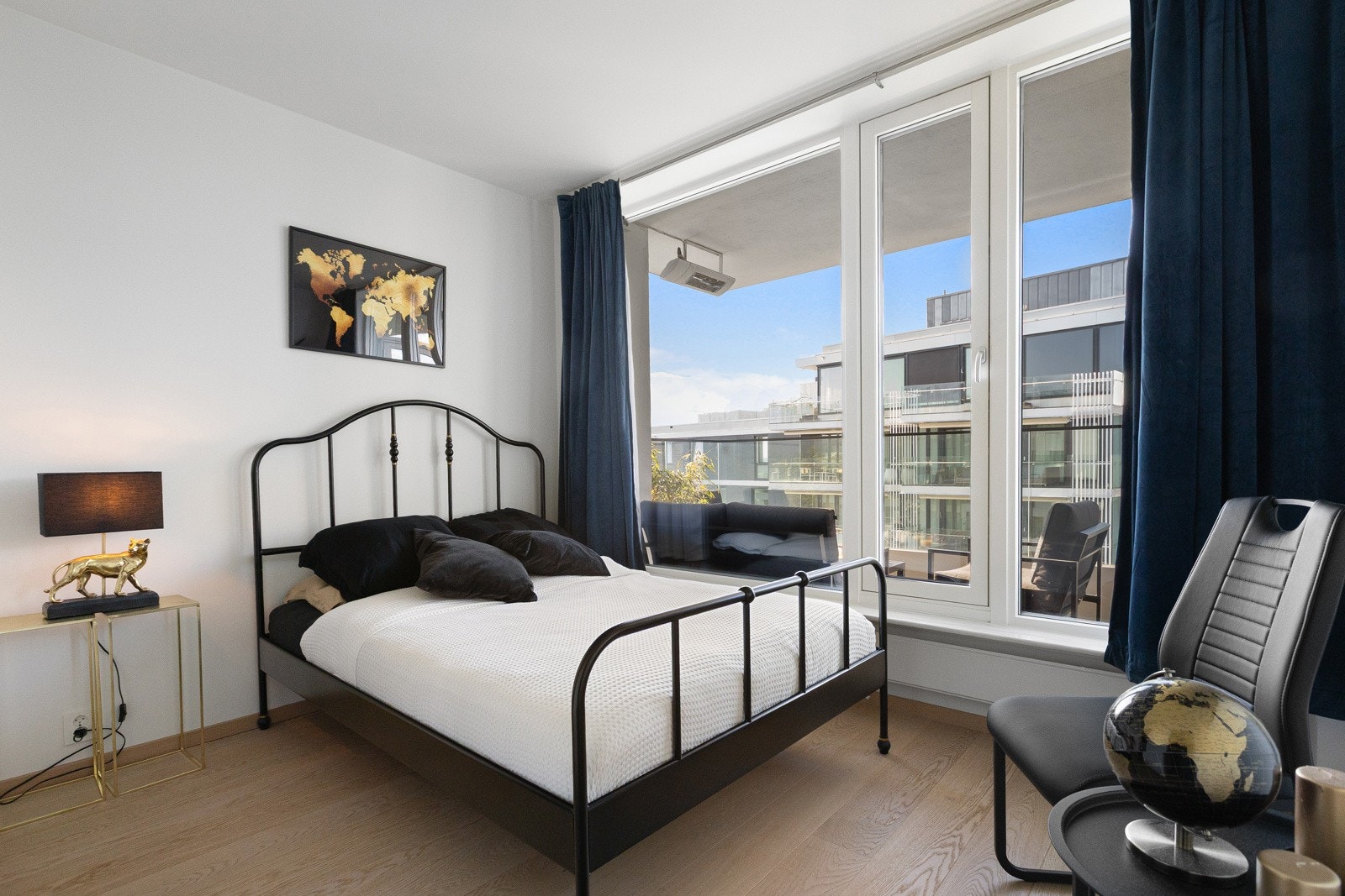 Soverom I - Hovedsoverommet er romslig og har god plass til dobbeltseng. Galleribilde