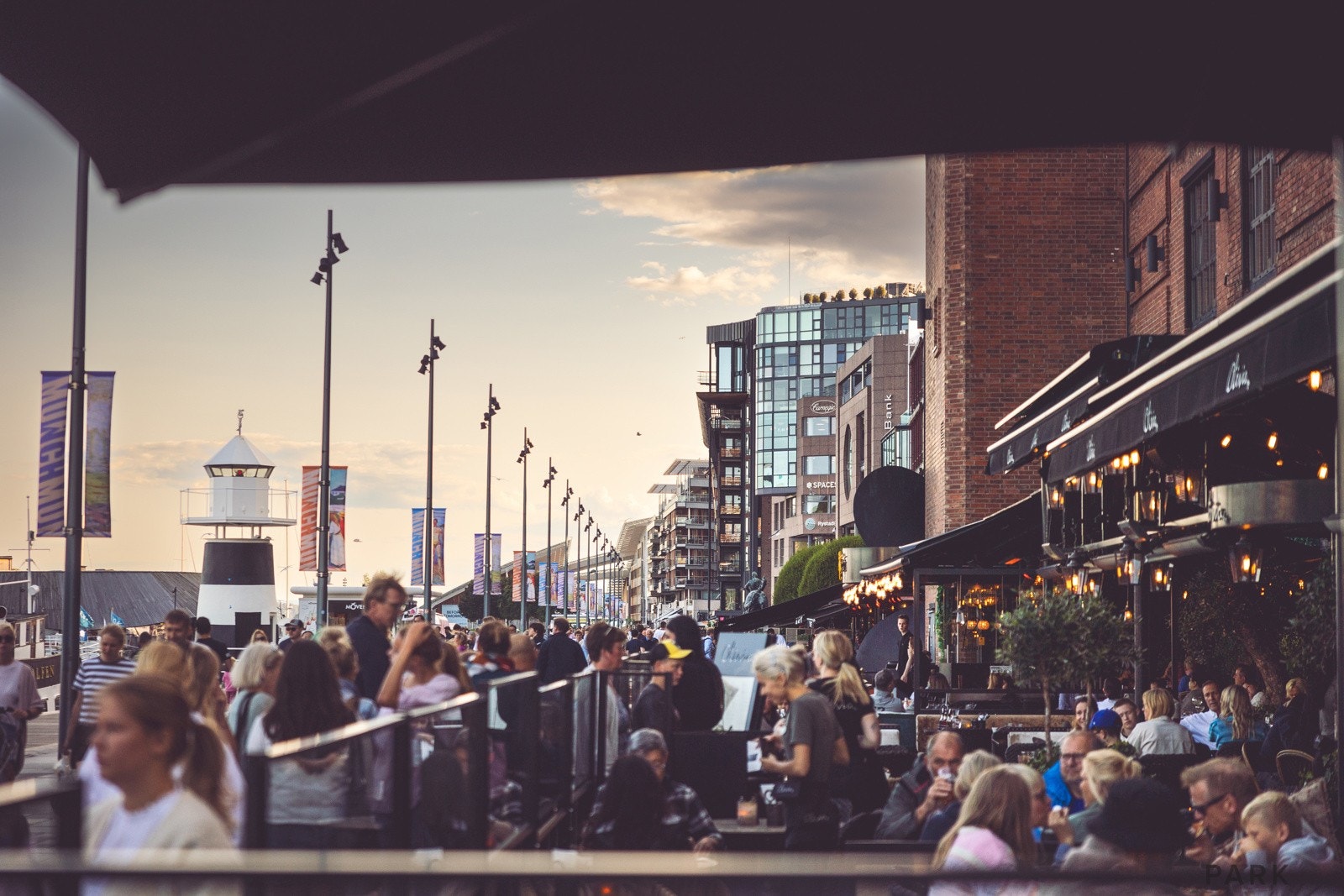 Fra Tjuvholmen har du kort avstand til Aker Brygge, en av Oslos mest populære møteplasser for shopping, servering og underholdning. Galleribilde