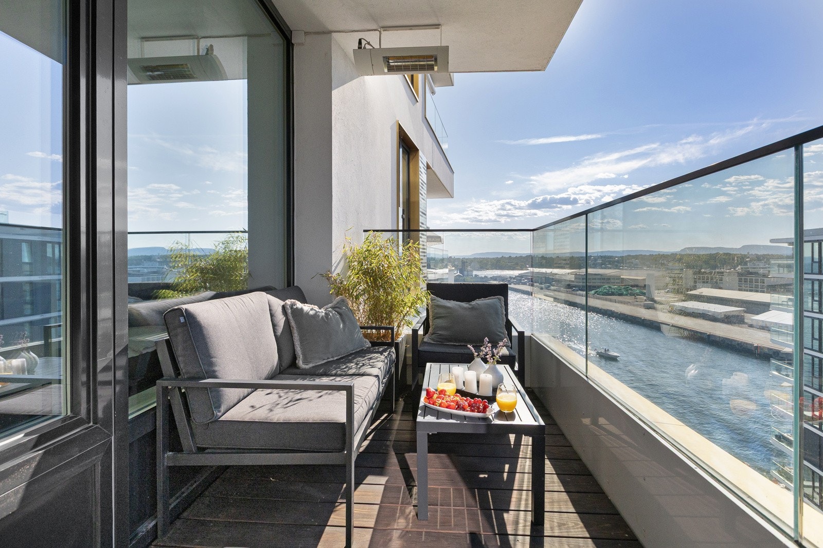 Balkongen er på 7 kvm og byr på spektakulære sol- og utsiktsforhold! Galleribilde