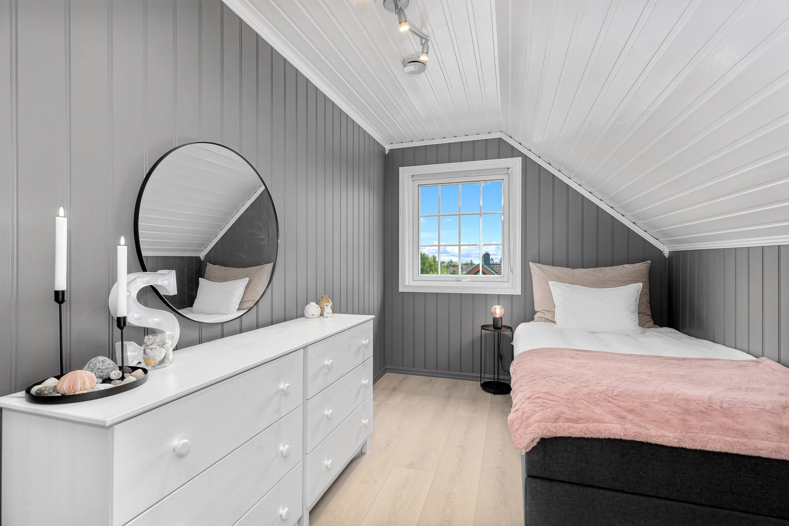 Alle tre soverommene har god plass til seng, klesoppbevaring og skrivebord, men kan også brukes til andre ting. Galleribilde