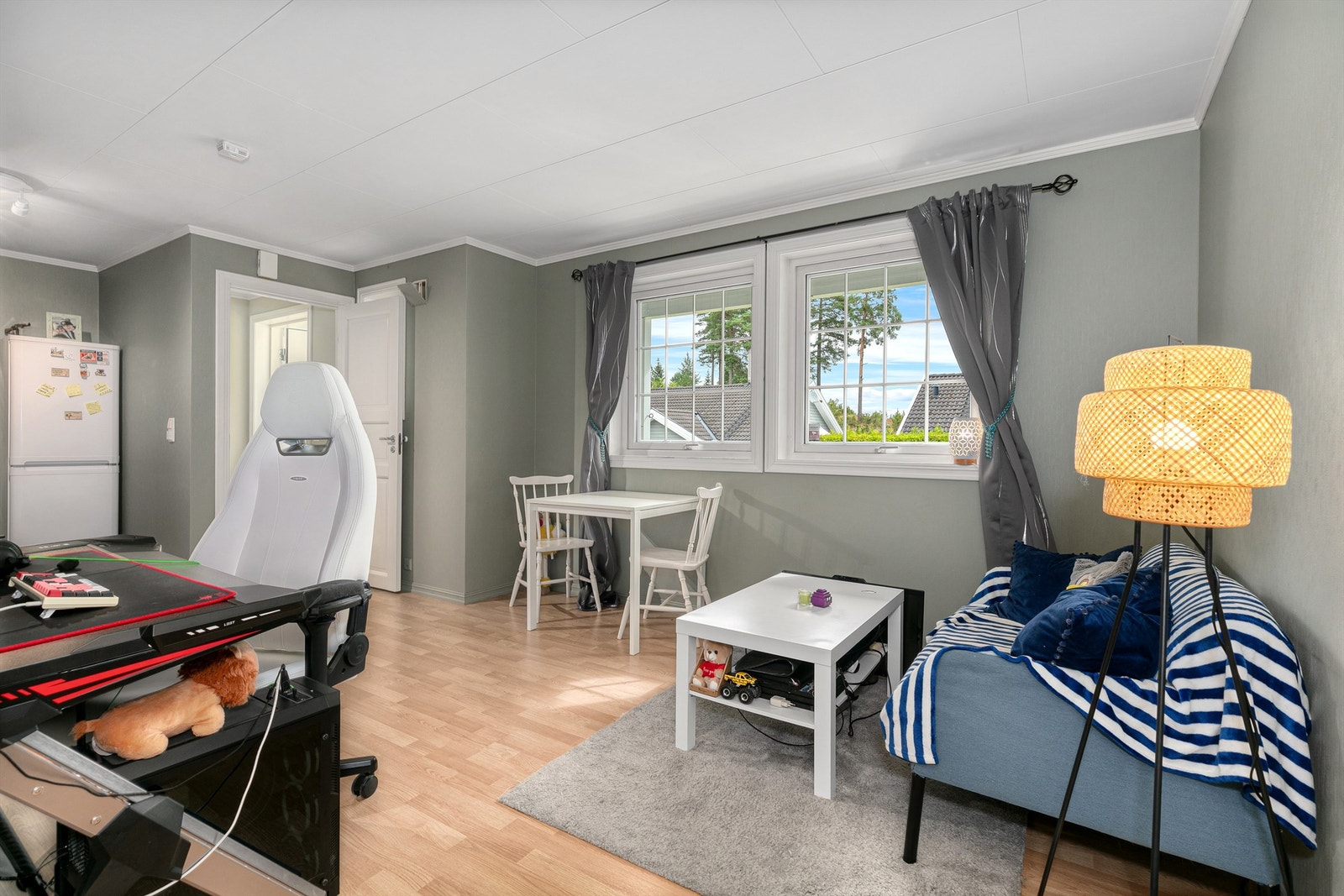Åpen stue/kjøkkenløsning, og god plass til en hyggelig sone i stua. Galleribilde