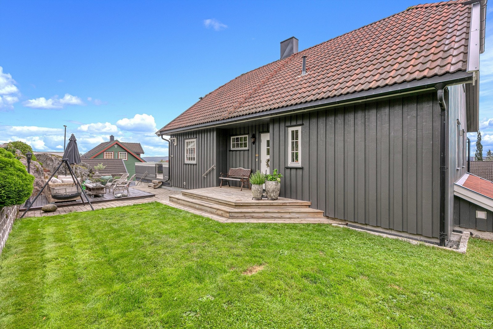 Ved inngangspartiet finner du en solrik og usjenert hage med hyggelige uteplasser
. Galleribilde