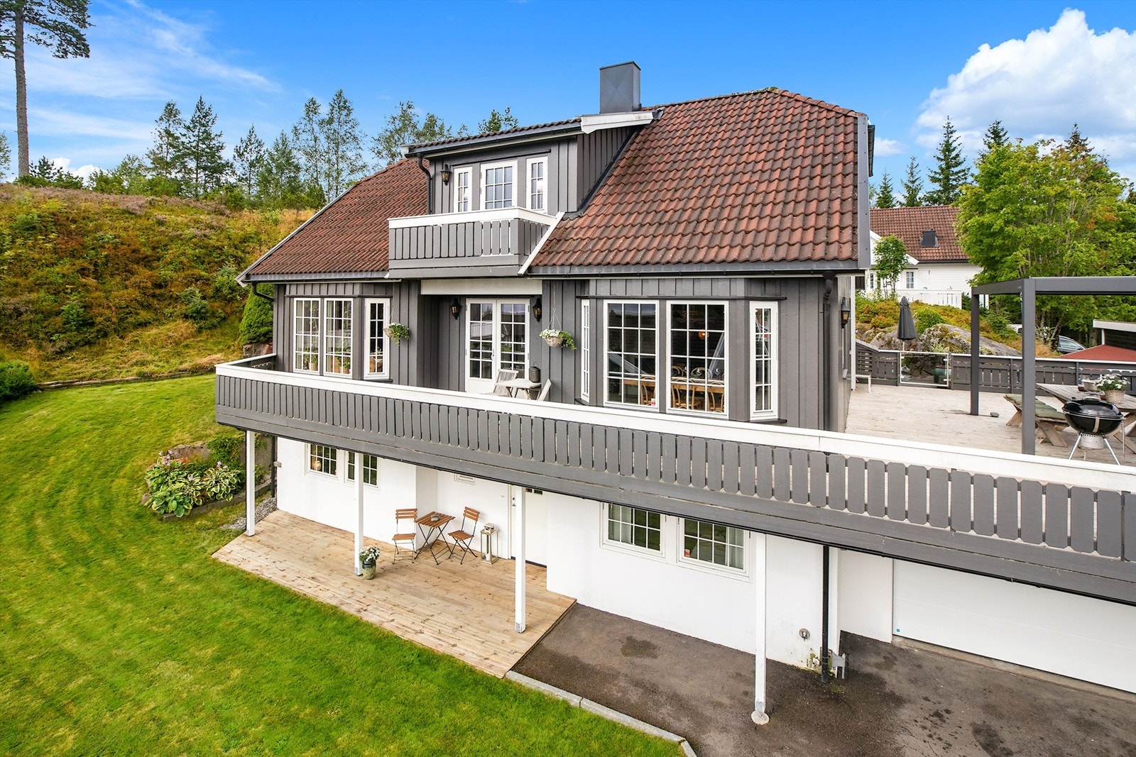 Utleiedelen har egen inngang og en terrasse på 16 kvm. Galleribilde