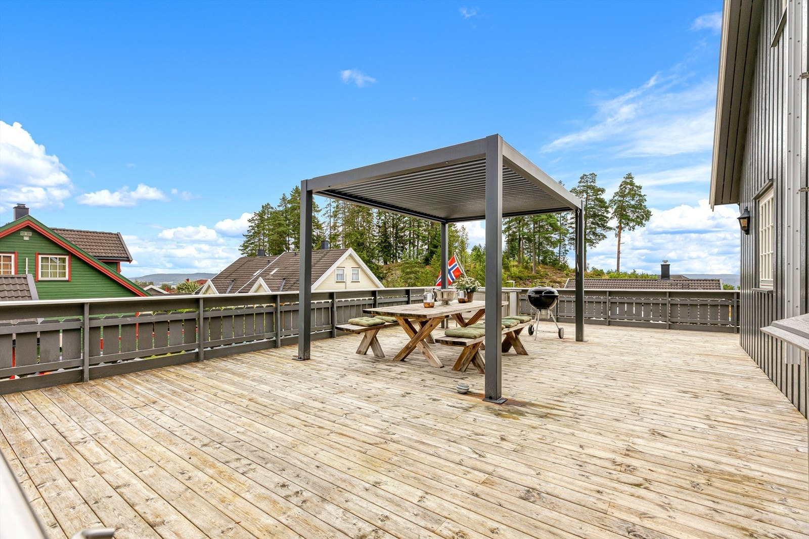 God plass til grillkveder og masse gjester. Galleribilde