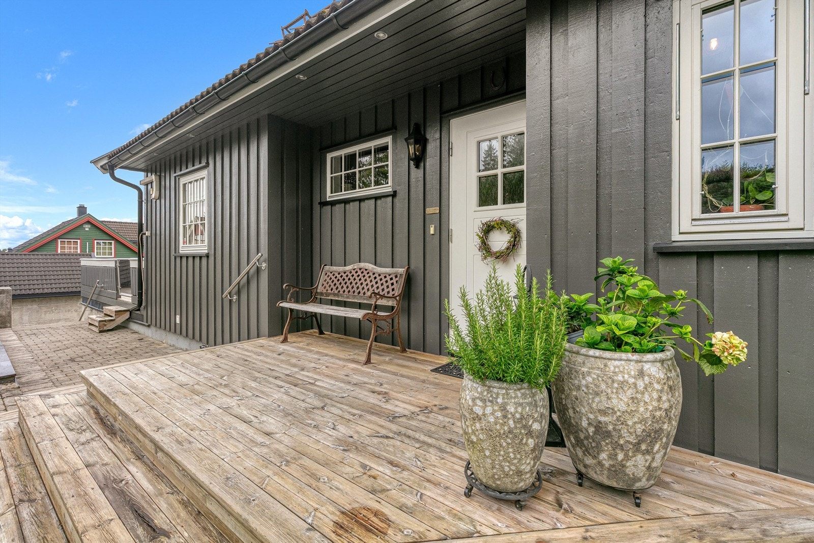 På baksiden av 1.etasje finner du inngangspartiet. Galleribilde