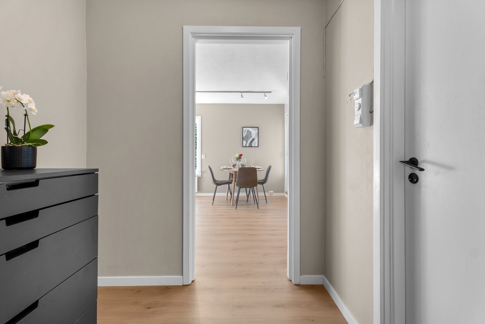 Det er godt med lagringsplass i hele leiligheten. I tillegg disponerer boligen to eksterne boder. Galleribilde