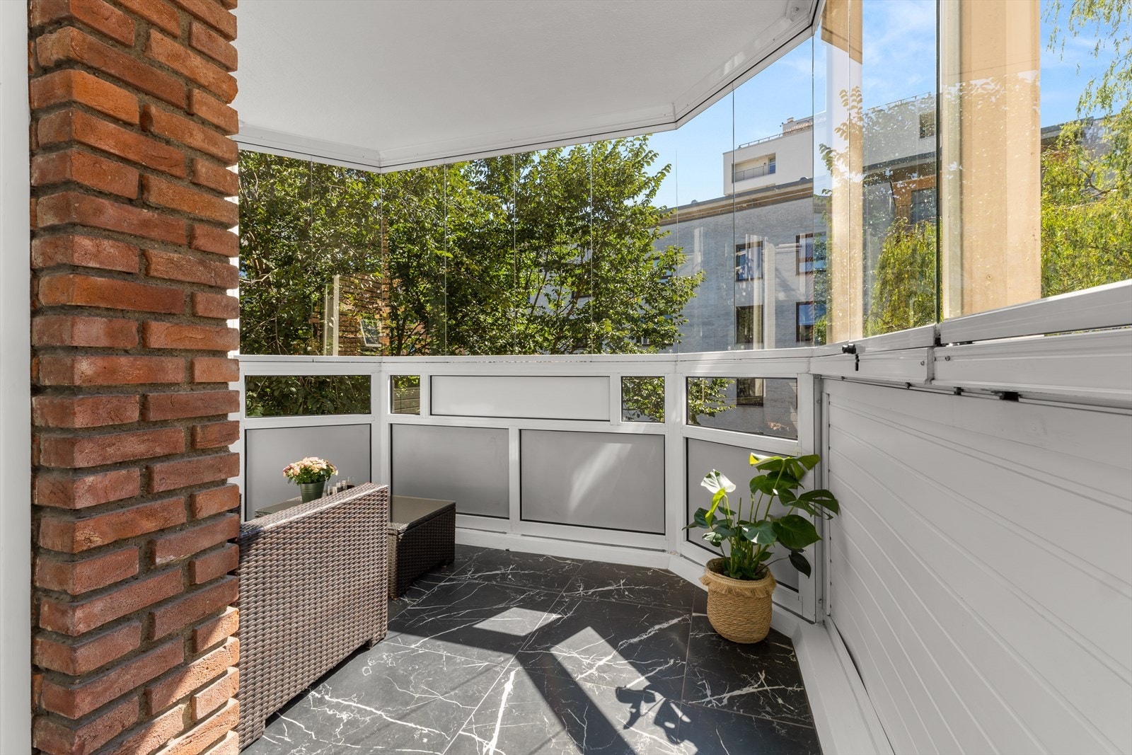 Balkongen har et høyt og flott utsyn over nabolagets bygårder. Her kan man kjenne på stemningen rundt de flotte gårdene midt på St.Hanshaugen. Galleribilde