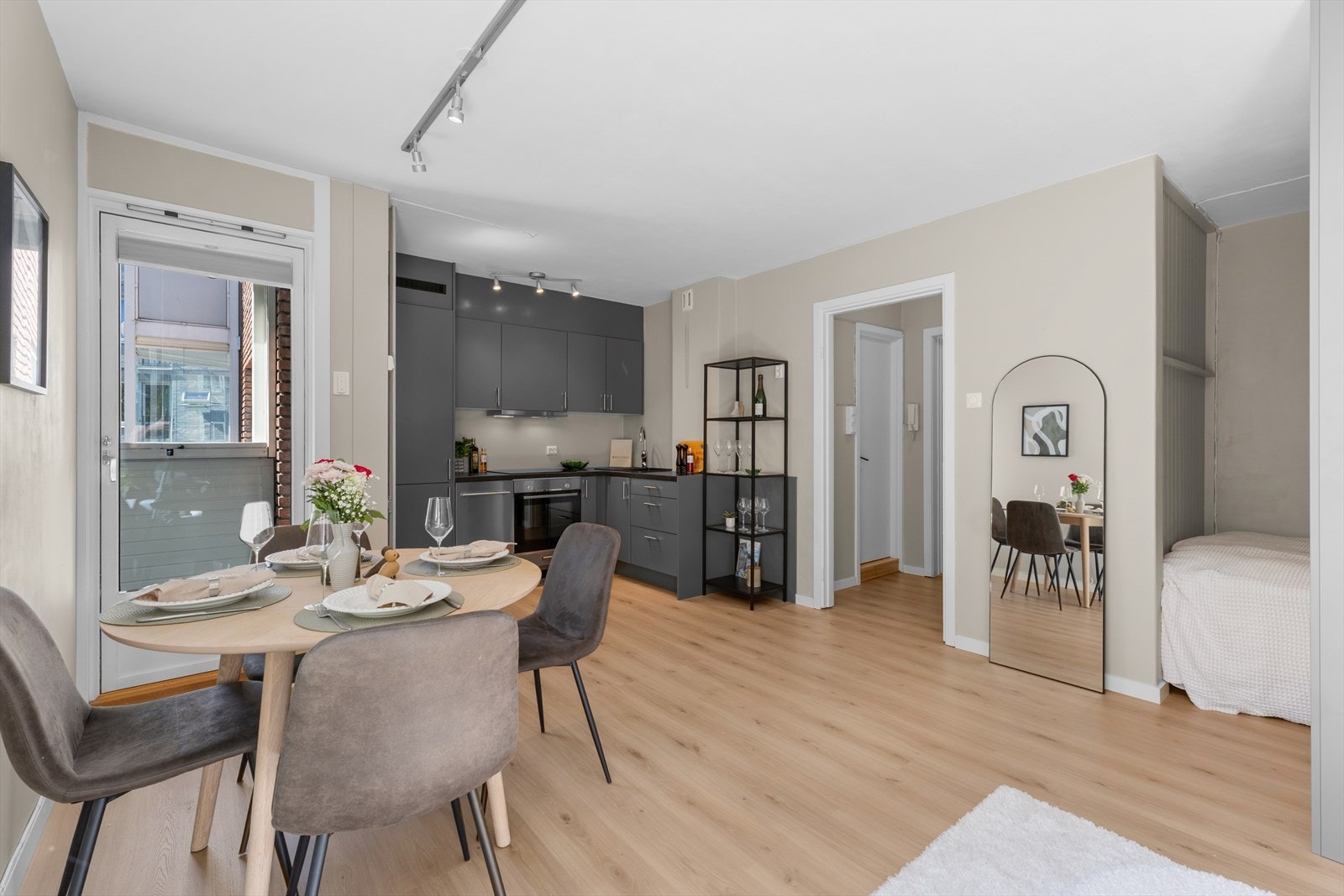 Nikolai Strickland har gleden av å presentere Bjerregaards gate 19! En lys og delikat leilighet med innglasset balkong og heis som ligger meget attraktivt til på St.Hanshaugen. Galleribilde