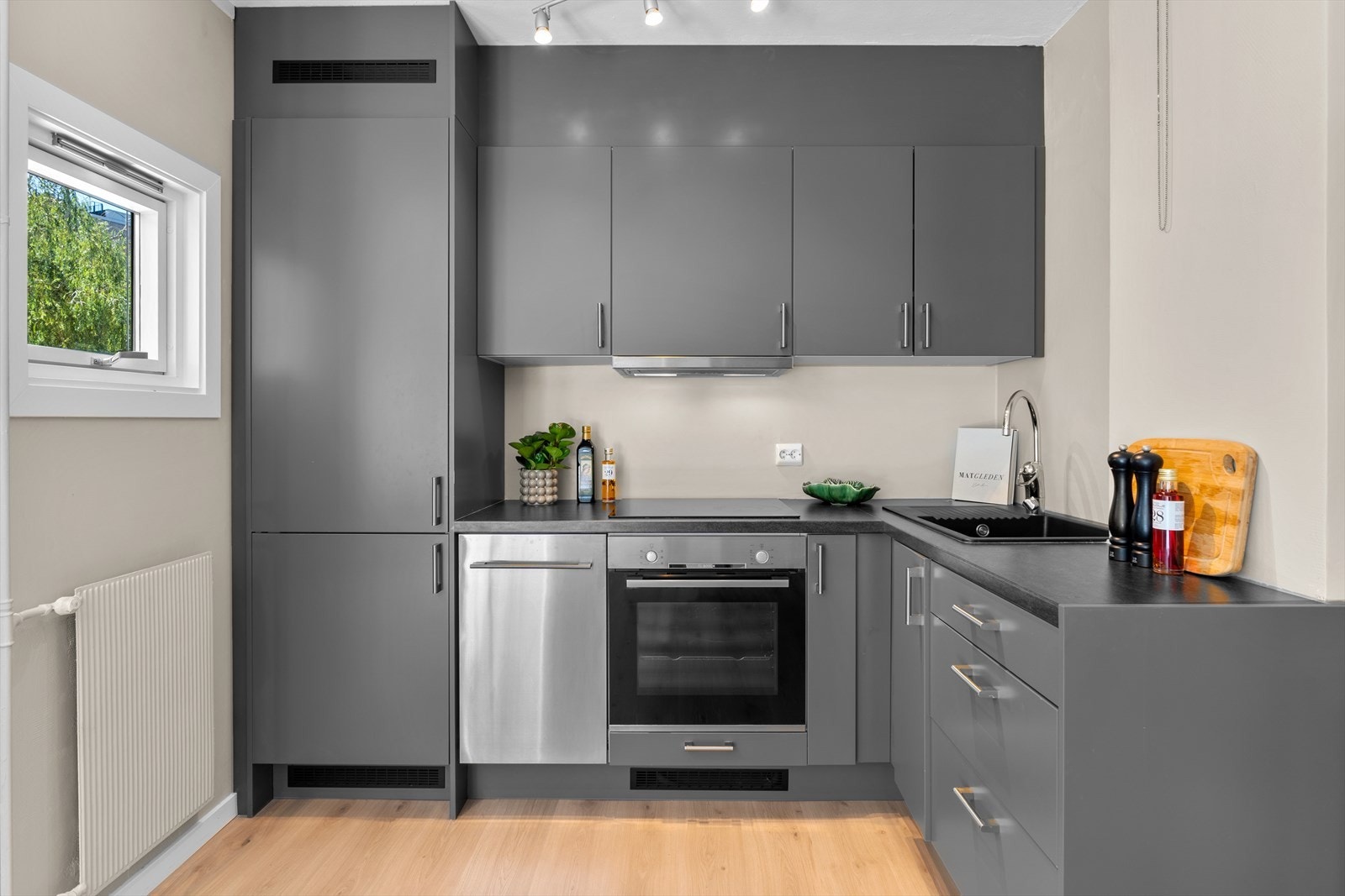 Moderne og velutstyrt kjøkkeninnredning fra 2023 med massevis av skap- og benkeplass. Kjøkkeninnredningen har glatte fronter med stekeovn, platetopp, kjøl/frys og oppvaskmaskin alt integrert i innredningen. Galleribilde