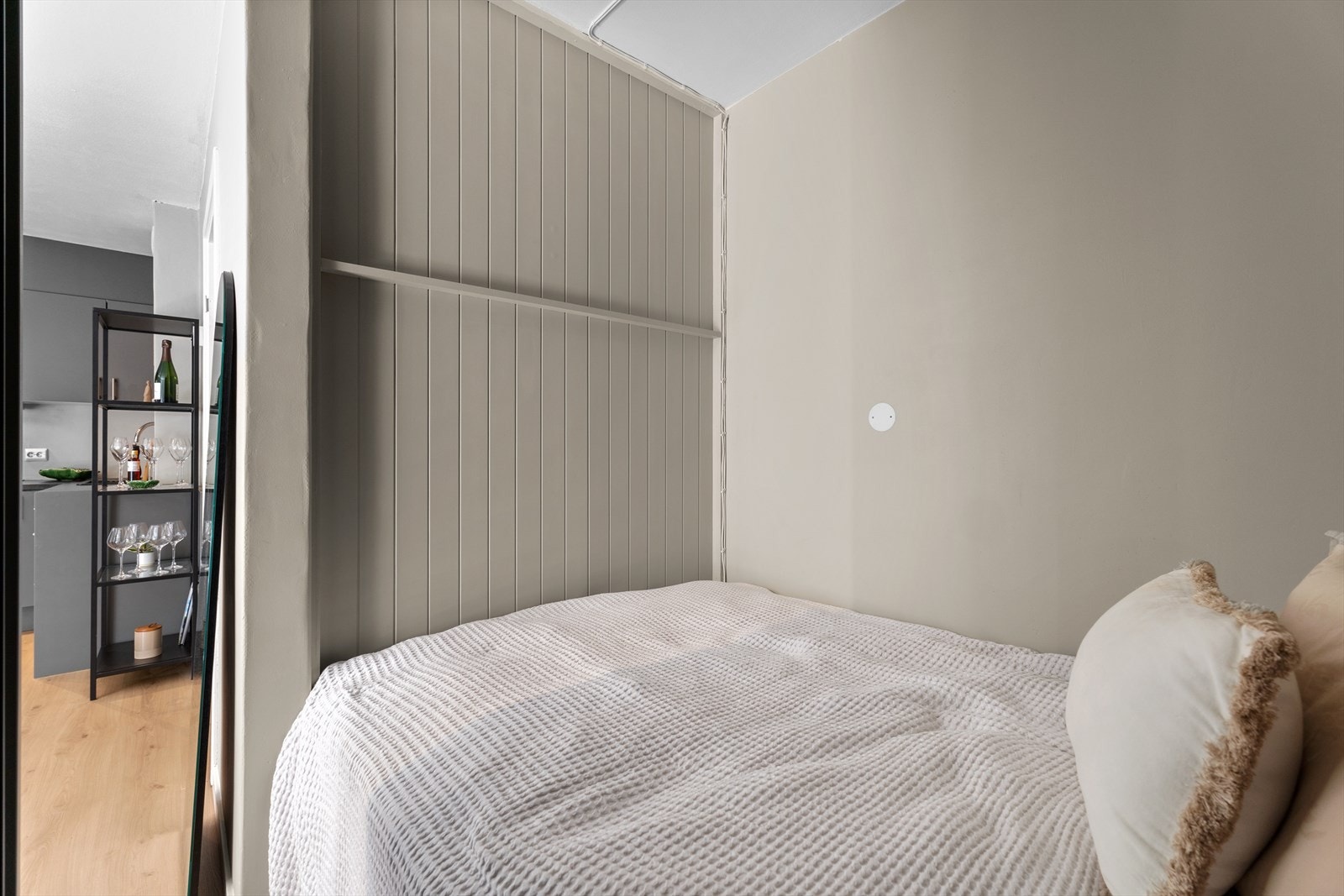 I hjørnet av stuen er det laget en romslig og flott sovealkove. Galleribilde