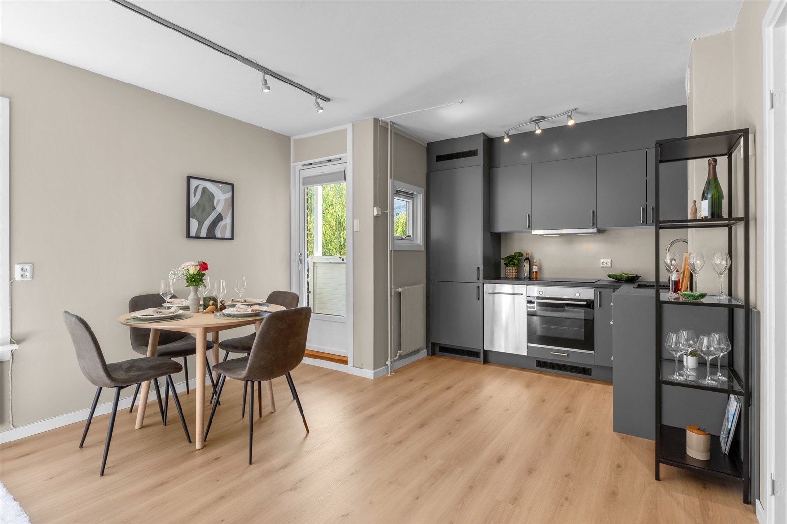 Romslig og lys stue med god plass til både sofagruppe, spisebord og øvrig møblement. Galleribilde