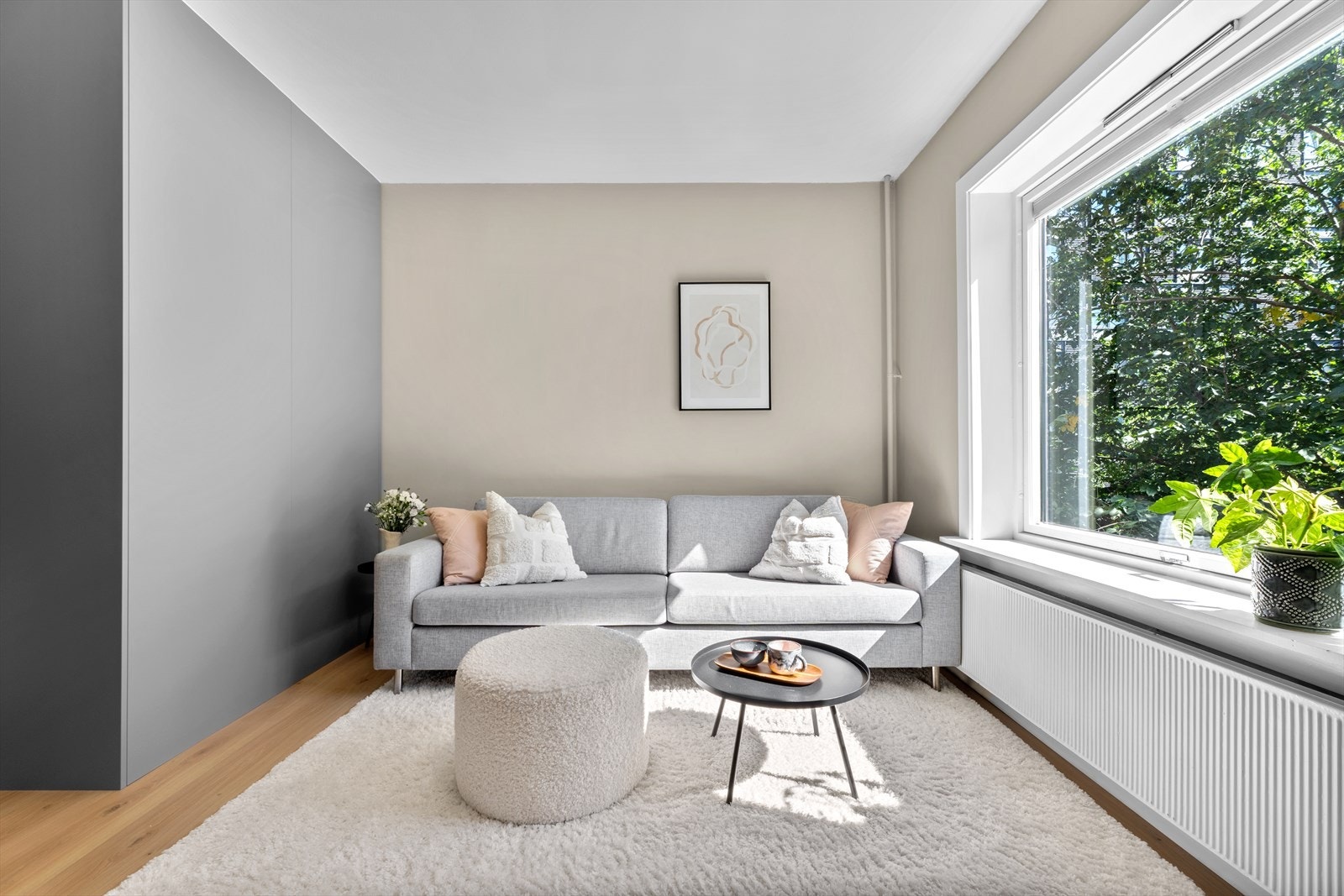 Store vindusflater slipper inn rikelig med naturlig lys og skaper en lys og luftig atmosfære. Galleribilde