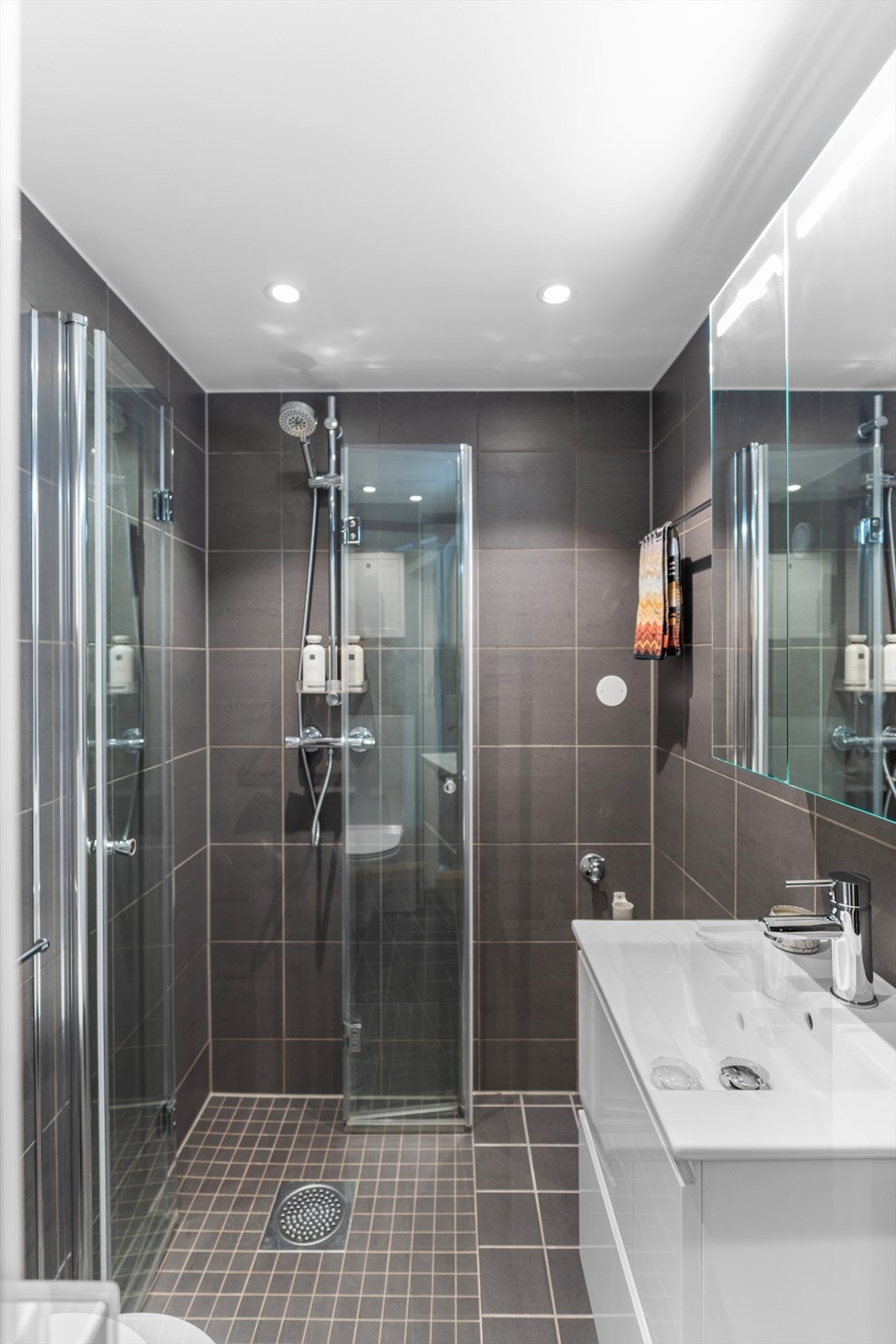 Lekkert baderom fra 2021, pusset opp i regi av borettslaget i forbindelse med utskiftning av soilrørene i hele gården. Opplegg for vaskemaskin Galleribilde