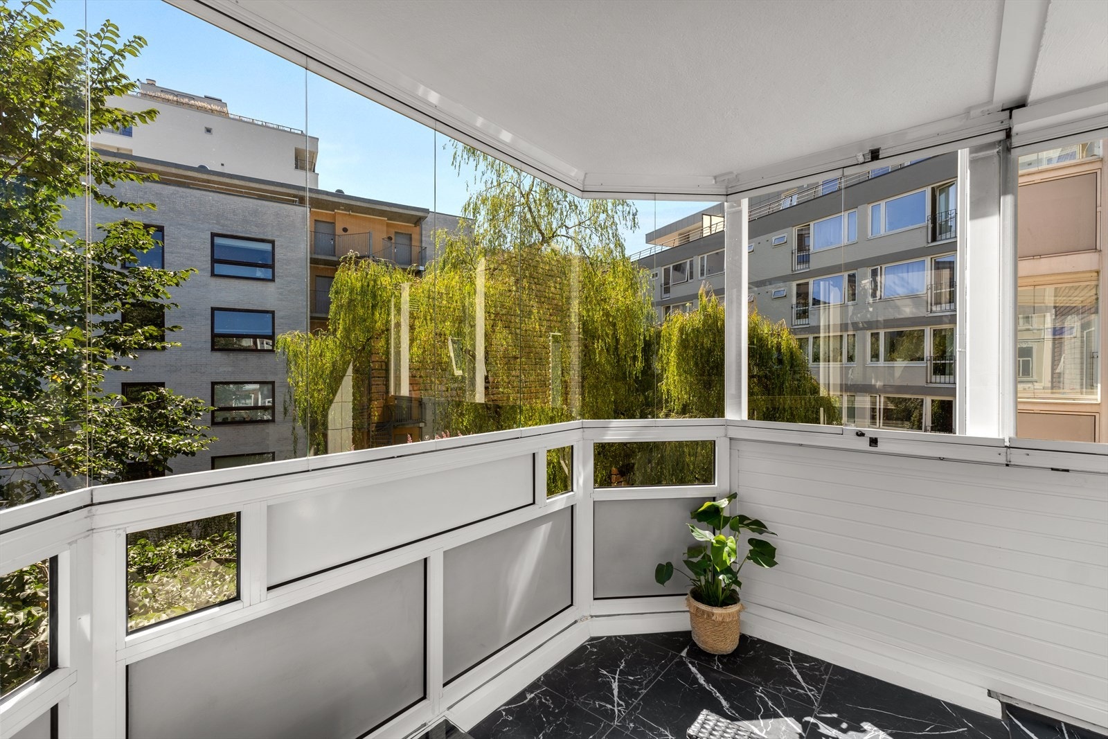 Balkongen er høytliggende og tilbaketrukket med flott utsyn. Galleribilde