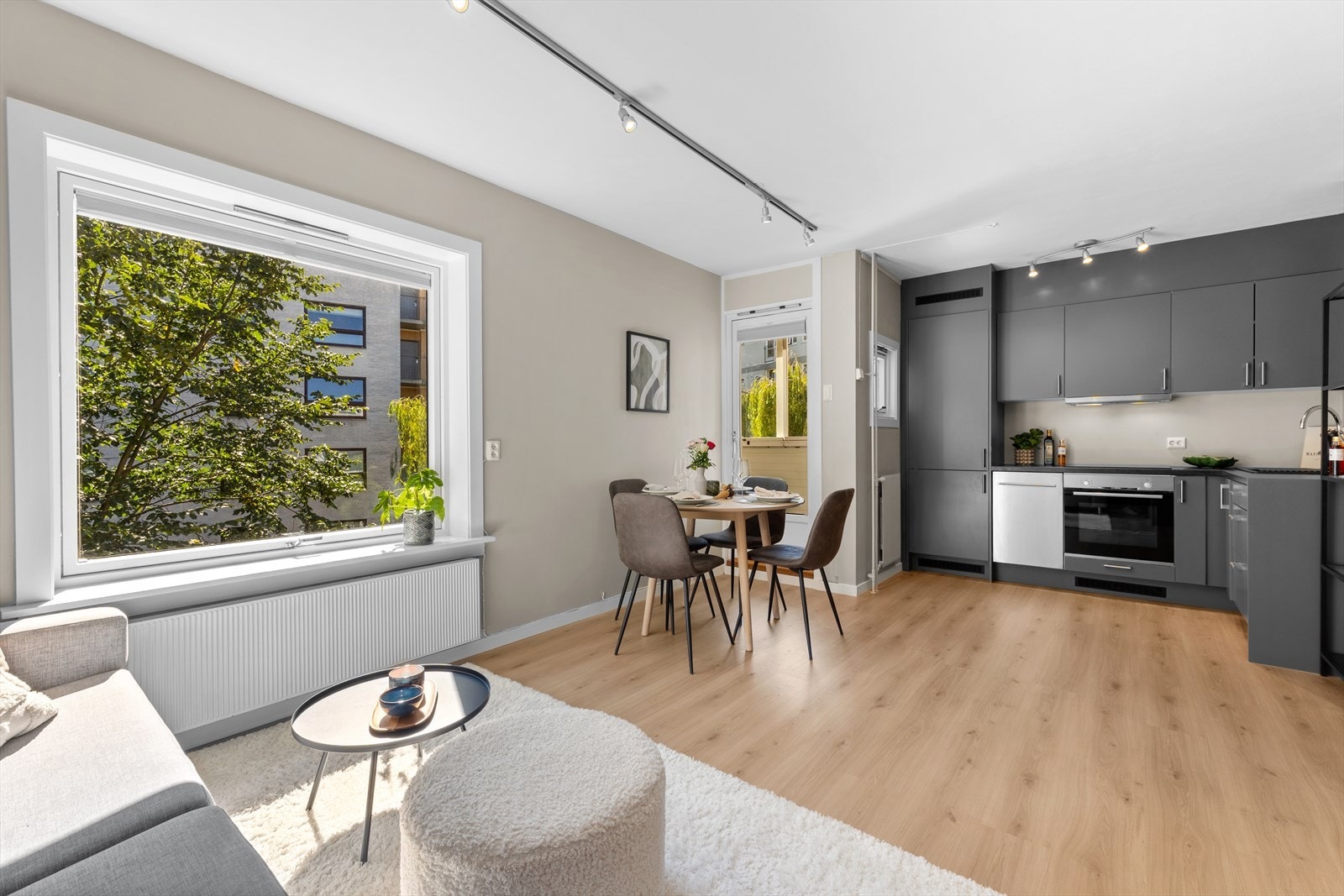 Det er flere soner i stuen for maksimal utnyttelse av plassen. Fint samspill mellom interiør, fargevalg og uttrykk gjennomgående i hele boligen. Galleribilde