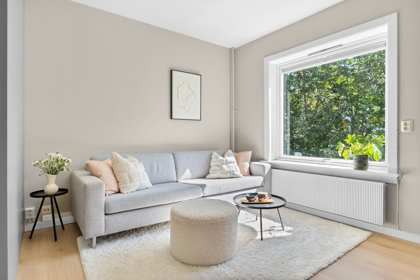 Store vindusflater gir godt med lysinnslipp og skaper en luftig romfølelse. Galleribilde