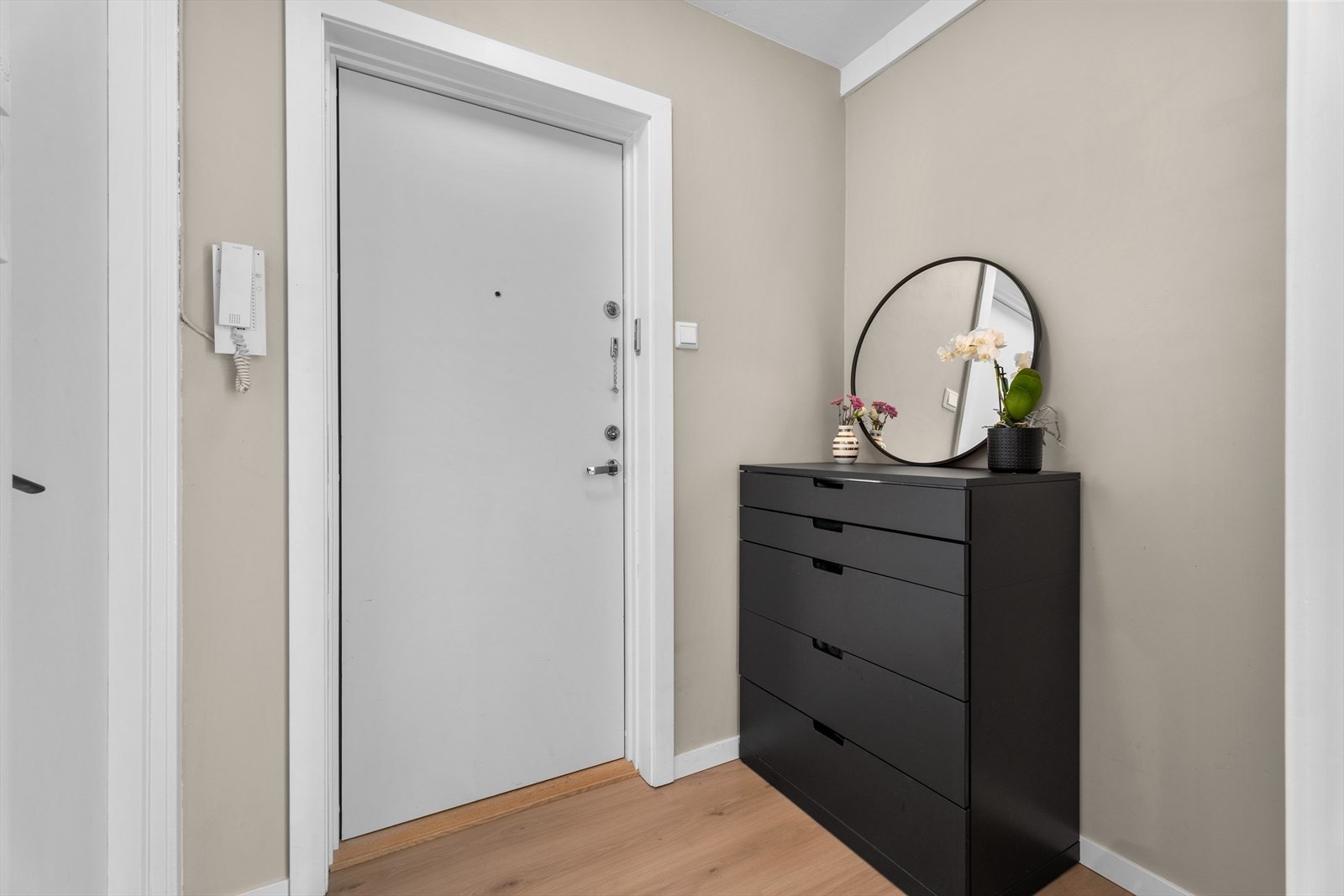 Lys og fin entré. I entréen er det gode muligheter til å lage garderobe/hylleløsninger. Dørcalling. Galleribilde