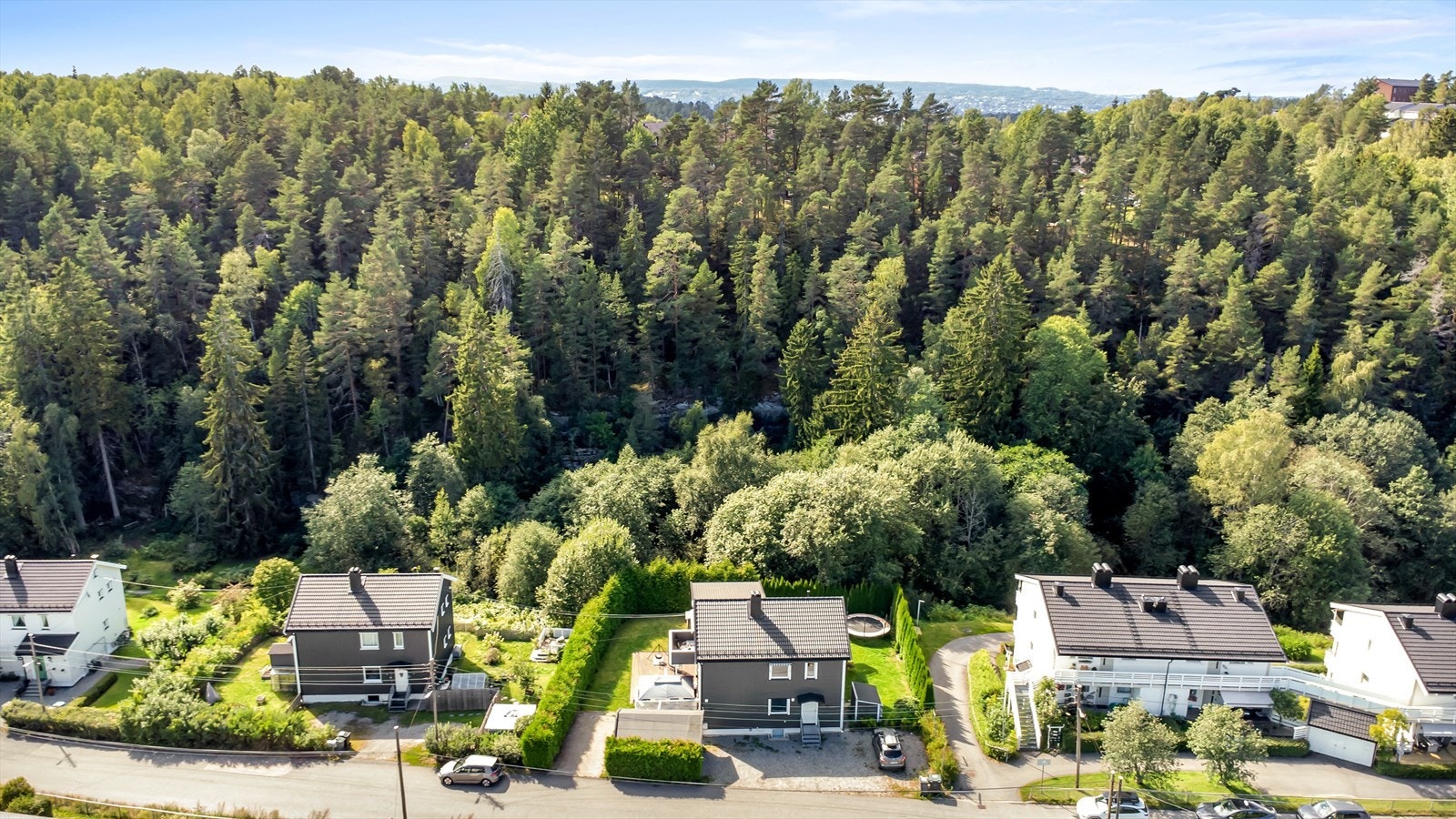 Skjermet tomt med grønne omgivelser og lite trafikkstøy, ideelt for deg som ønsker ro og nærhet til natur Galleribilde