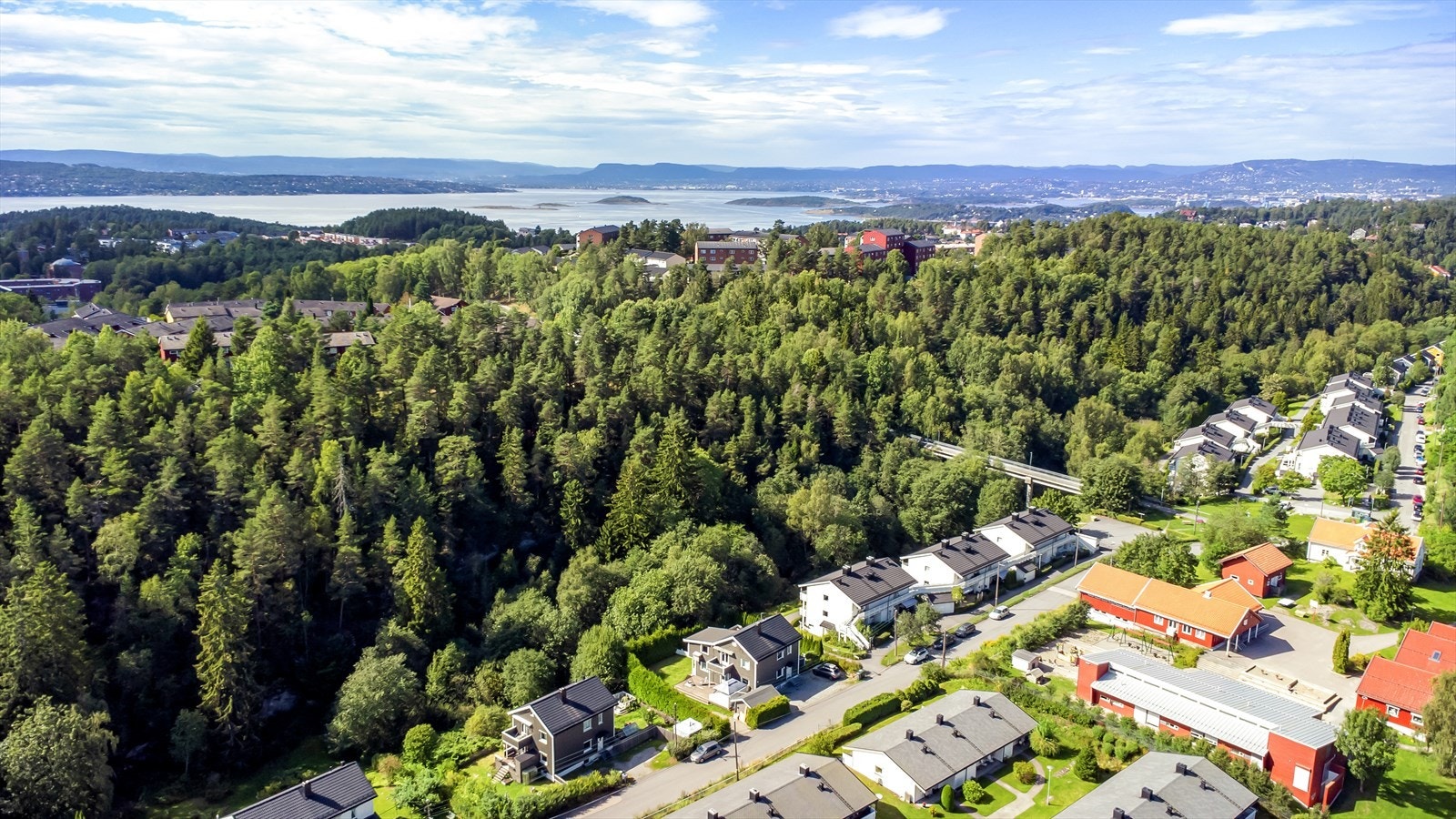 Kort vei til både Sørmarka og Østmarka gir unike turmuligheter rett utenfor døren, samtidig som kollektivtilbudet til Oslo sentrum er svært godt Galleribilde