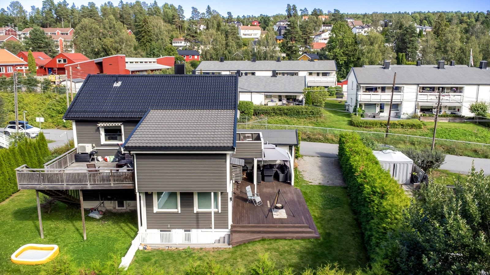 Boligen ligger i et fredelig nabolag preget av grønne omgivelser og lite trafikk Galleribilde