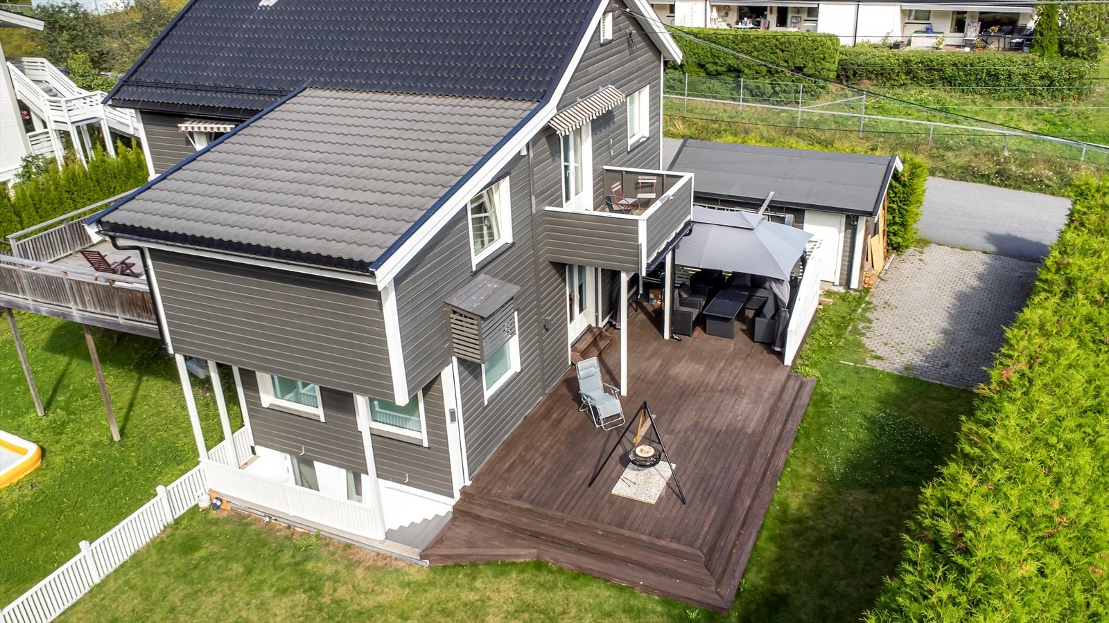 Terrassen på 43m skaper en naturlig forlengelse av stuens sosiale sone Galleribilde