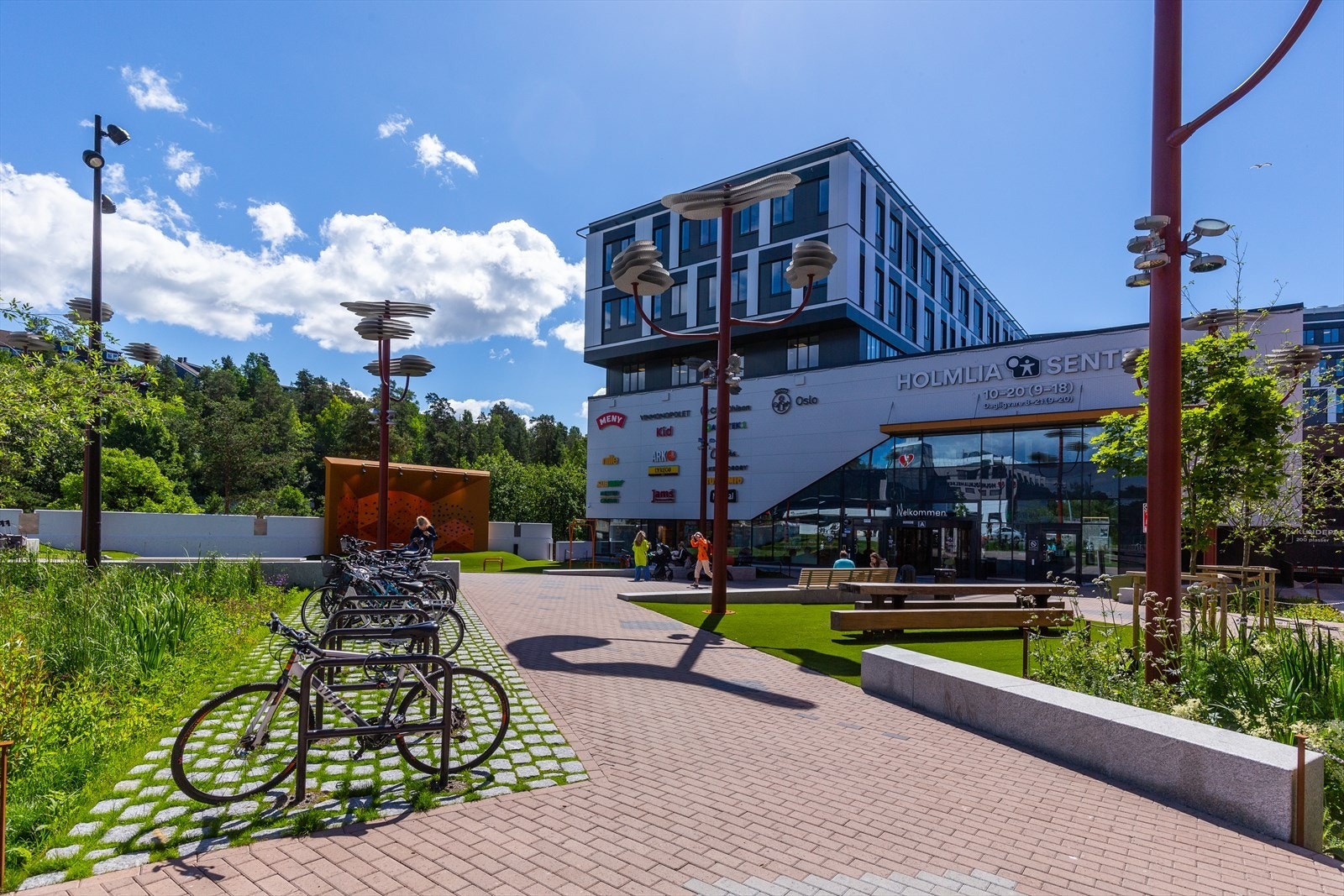 Det er kort vei til dagligvarebutikker Coop Extra og Holmlia Kjøpesenter Galleribilde