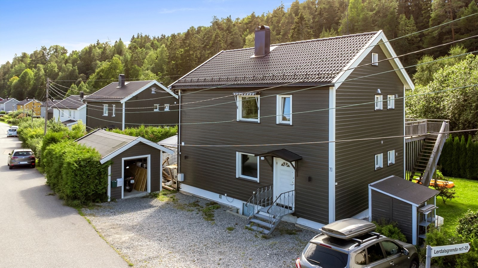 Klassisk tomannsbolig med moderne fasade og separat bod på 15kvm Galleribilde