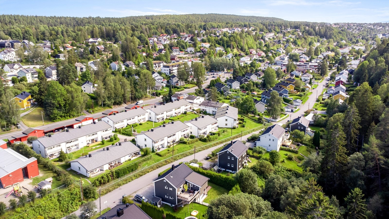 Familievennlig nabolag med nærhet til Toppåsen og Prinsdal skole, flere barnehager og trygge lekeområder for barn Galleribilde